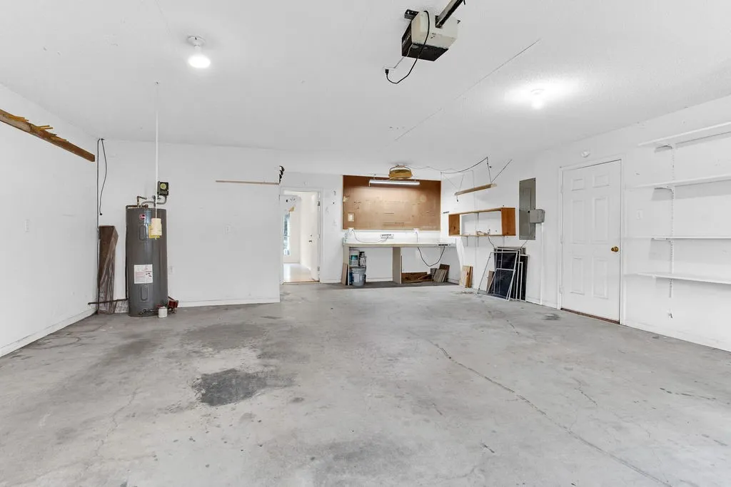 Single Family Residence For Sale in Smith County , 1633 Brookhollow Drive, Hideaway, Texas 75771, 3 Bedroom, 3 Bathroom, 2 Garage spaces, 2,494 Sqft, built in 1995, mls#21352259, Real Estate Agent in Hideaway, Homes For Sale in Smith county, Homes For Sale in Hideaway, Realtor in Hideaway Texas, Real Estate Brokerage Independent Realty Texas, Luminita Cordes Realtor