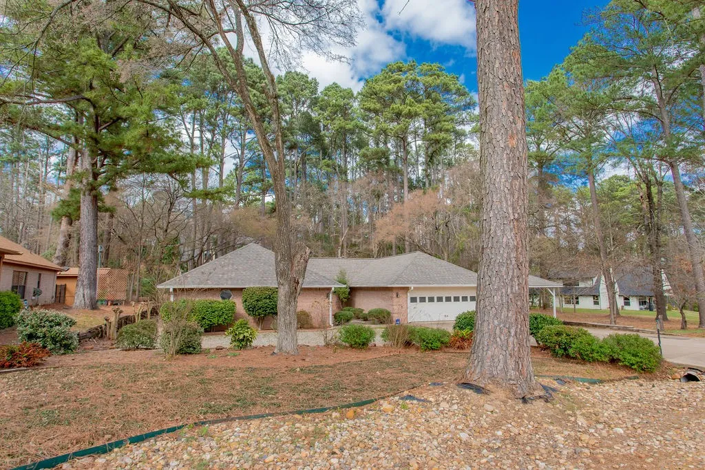 Single Family Residence For Sale in Smith County , 1633 Brookhollow Drive, Hideaway, Texas 75771, 3 Bedroom, 3 Bathroom, 2 Garage spaces, 2,494 Sqft, built in 1995, mls#21352259, Real Estate Agent in Hideaway, Homes For Sale in Smith county, Homes For Sale in Hideaway, Realtor in Hideaway Texas, Real Estate Brokerage Independent Realty Texas, Luminita Cordes Realtor
