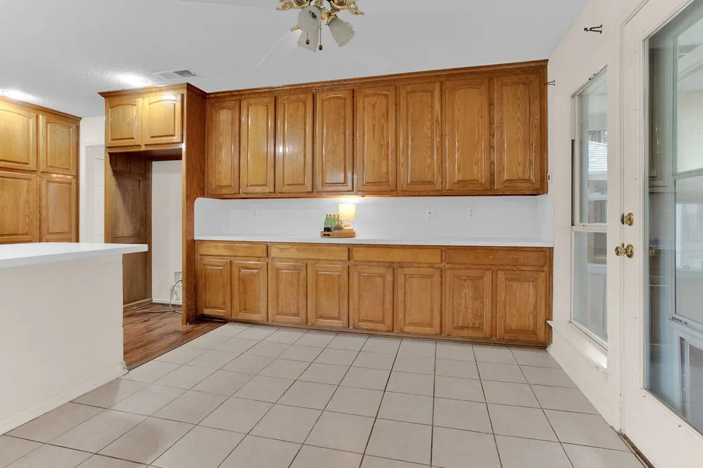 Single Family Residence For Sale in Smith County , 1633 Brookhollow Drive, Hideaway, Texas 75771, 3 Bedroom, 3 Bathroom, 2 Garage spaces, 2,494 Sqft, built in 1995, mls#21352259, Real Estate Agent in Hideaway, Homes For Sale in Smith county, Homes For Sale in Hideaway, Realtor in Hideaway Texas, Real Estate Brokerage Independent Realty Texas, Luminita Cordes Realtor