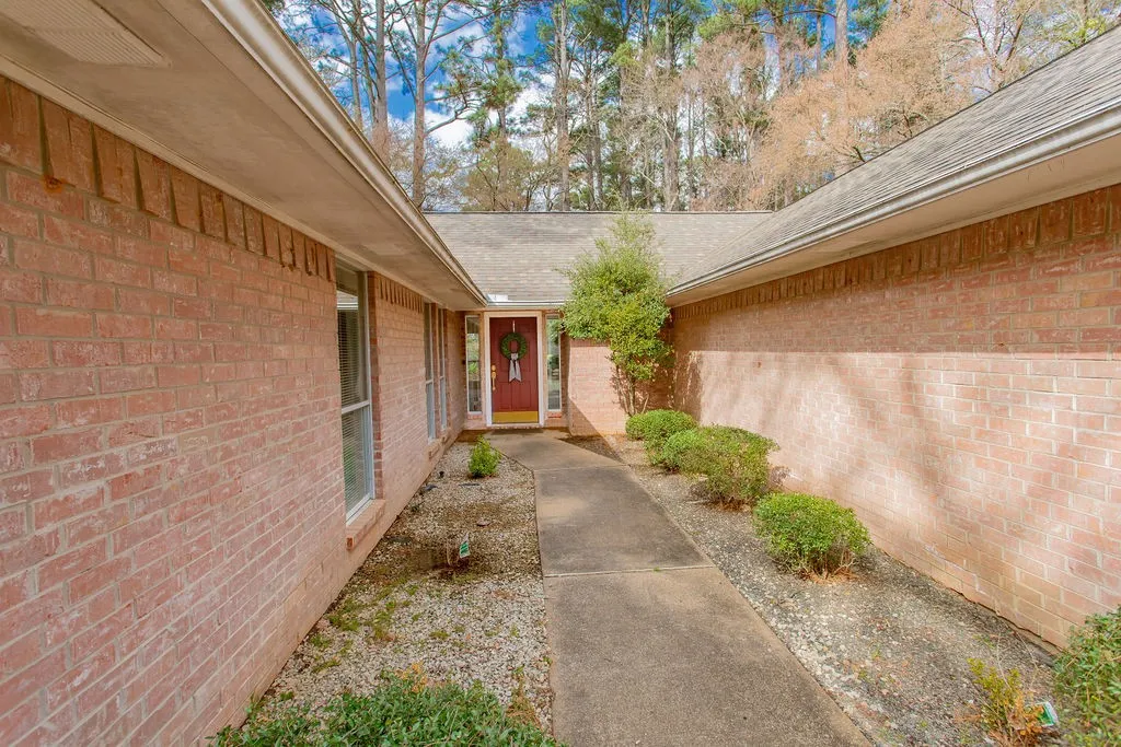 Single Family Residence For Sale in Smith County , 1633 Brookhollow Drive, Hideaway, Texas 75771, 3 Bedroom, 3 Bathroom, 2 Garage spaces, 2,494 Sqft, built in 1995, mls#21352259, Real Estate Agent in Hideaway, Homes For Sale in Smith county, Homes For Sale in Hideaway, Realtor in Hideaway Texas, Real Estate Brokerage Independent Realty Texas, Luminita Cordes Realtor