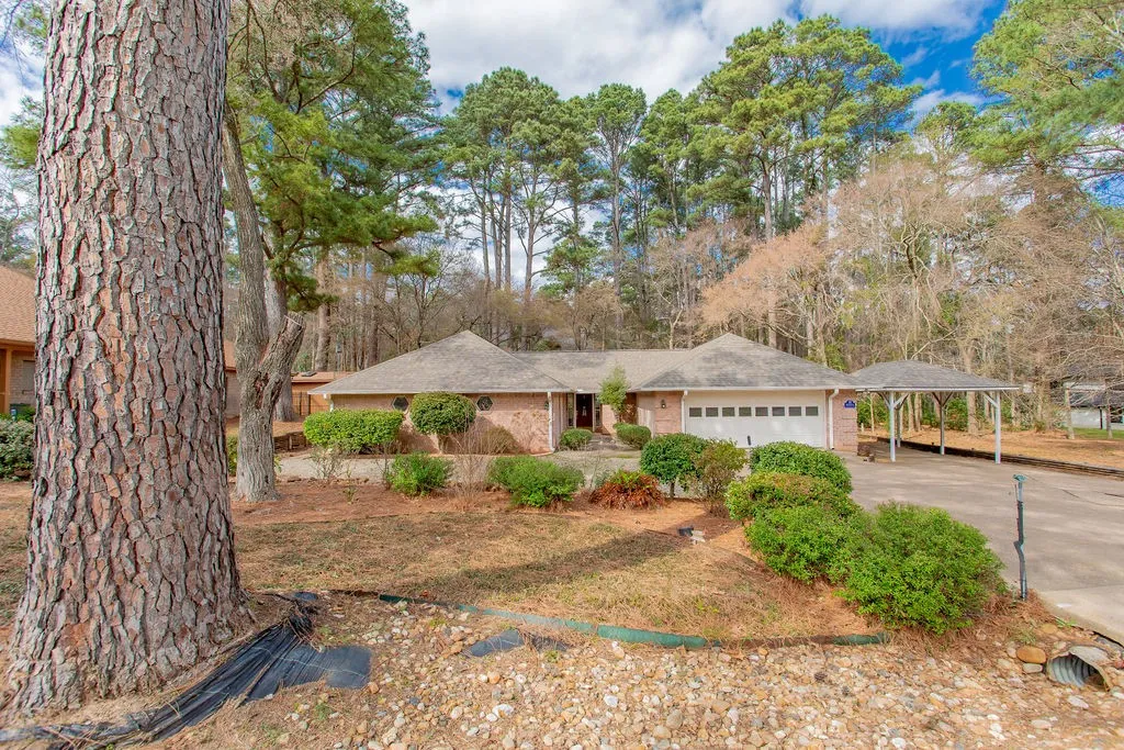 Single Family Residence For Sale in Smith County , 1633 Brookhollow Drive, Hideaway, Texas 75771, 3 Bedroom, 3 Bathroom, 2 Garage spaces, 2,494 Sqft, built in 1995, mls#21352259, Real Estate Agent in Hideaway, Homes For Sale in Smith county, Homes For Sale in Hideaway, Realtor in Hideaway Texas, Real Estate Brokerage Independent Realty Texas, Luminita Cordes Realtor