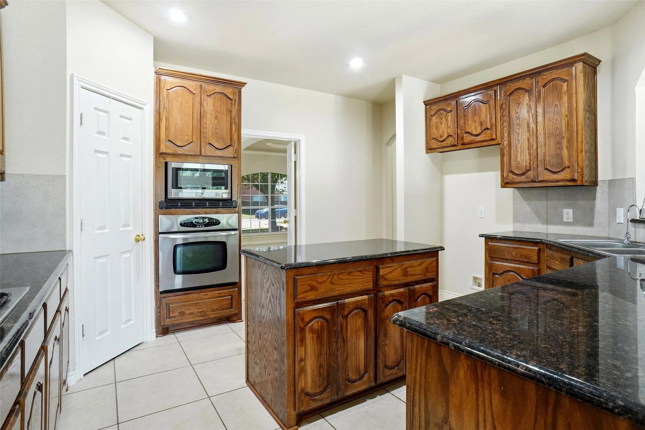 Single Family Residence For Sale in Tarrant County , 5231 Woodfield Drive, Grand Prairie, Texas 75052, 5 Bedroom, 4 Bathroom, 2 Garage spaces, 4,534 Sqft, built in 2006, mls#21336063, Real Estate Agent in Grand Prairie, Homes For Sale in Tarrant county, Homes For Sale in Grand Prairie, Realtor in Grand Prairie Texas, Real Estate Brokerage Independent Realty Texas, Luminita Cordes Realtor