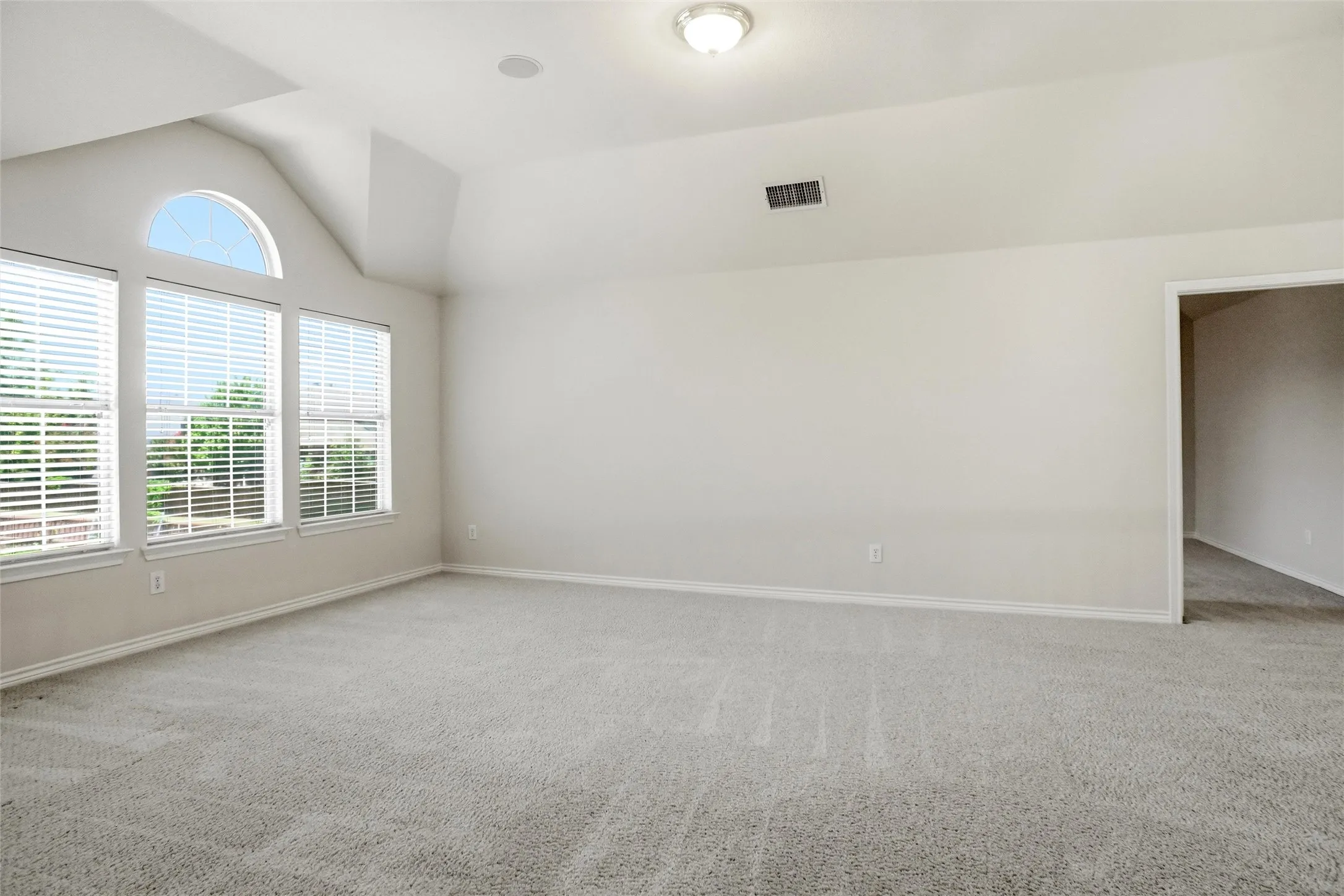Single Family Residence For Sale in Tarrant County , 5231 Woodfield Drive, Grand Prairie, Texas 75052, 5 Bedroom, 4 Bathroom, 2 Garage spaces, 4,534 Sqft, built in 2006, mls#21336063, Real Estate Agent in Grand Prairie, Homes For Sale in Tarrant county, Homes For Sale in Grand Prairie, Realtor in Grand Prairie Texas, Real Estate Brokerage Independent Realty Texas, Luminita Cordes Realtor