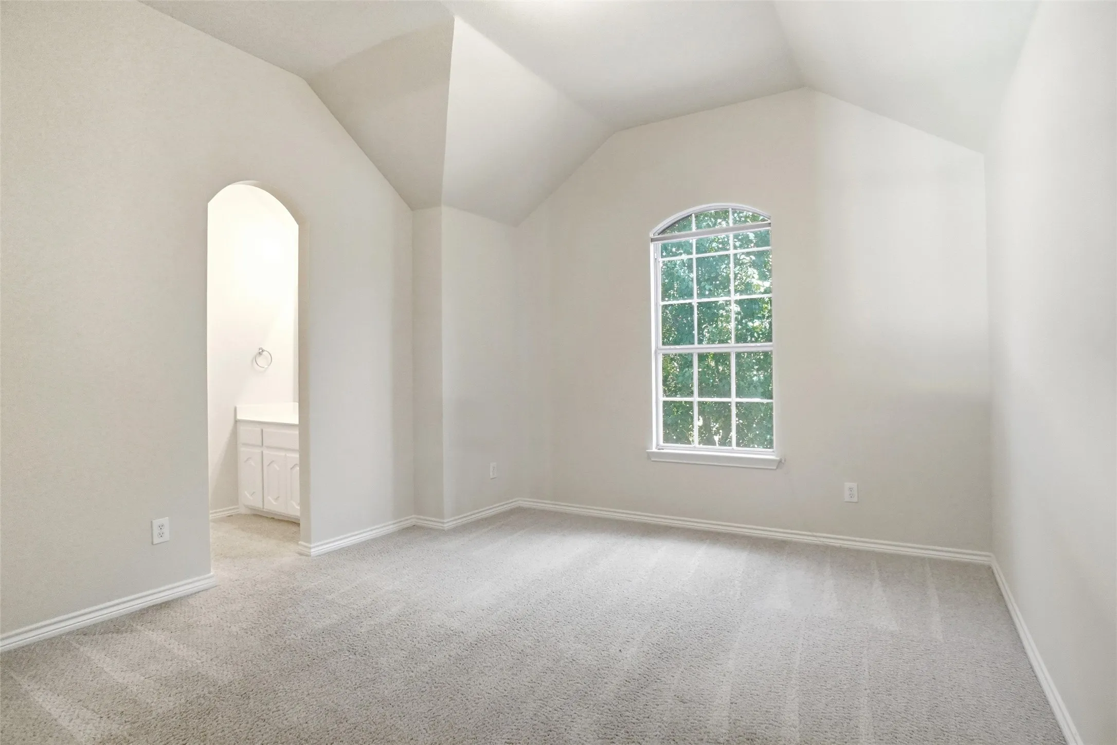Single Family Residence For Sale in Tarrant County , 5231 Woodfield Drive, Grand Prairie, Texas 75052, 5 Bedroom, 4 Bathroom, 2 Garage spaces, 4,534 Sqft, built in 2006, mls#21336063, Real Estate Agent in Grand Prairie, Homes For Sale in Tarrant county, Homes For Sale in Grand Prairie, Realtor in Grand Prairie Texas, Real Estate Brokerage Independent Realty Texas, Luminita Cordes Realtor