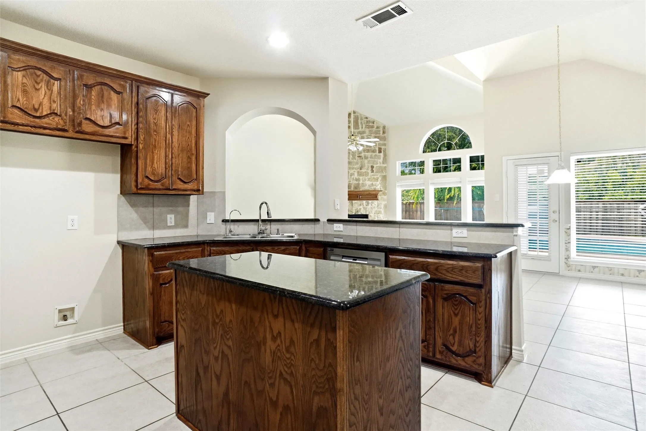 Single Family Residence For Sale in Tarrant County , 5231 Woodfield Drive, Grand Prairie, Texas 75052, 5 Bedroom, 4 Bathroom, 2 Garage spaces, 4,534 Sqft, built in 2006, mls#21336063, Real Estate Agent in Grand Prairie, Homes For Sale in Tarrant county, Homes For Sale in Grand Prairie, Realtor in Grand Prairie Texas, Real Estate Brokerage Independent Realty Texas, Luminita Cordes Realtor