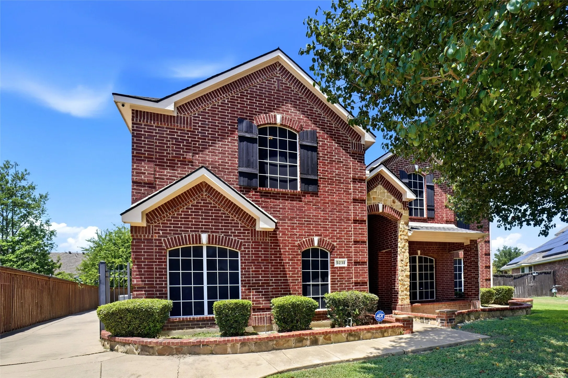Single Family Residence For Sale in Tarrant County , 5231 Woodfield Drive, Grand Prairie, Texas 75052, 5 Bedroom, 4 Bathroom, 2 Garage spaces, 4,534 Sqft, built in 2006, mls#21336063, Real Estate Agent in Grand Prairie, Homes For Sale in Tarrant county, Homes For Sale in Grand Prairie, Realtor in Grand Prairie Texas, Real Estate Brokerage Independent Realty Texas, Luminita Cordes Realtor
