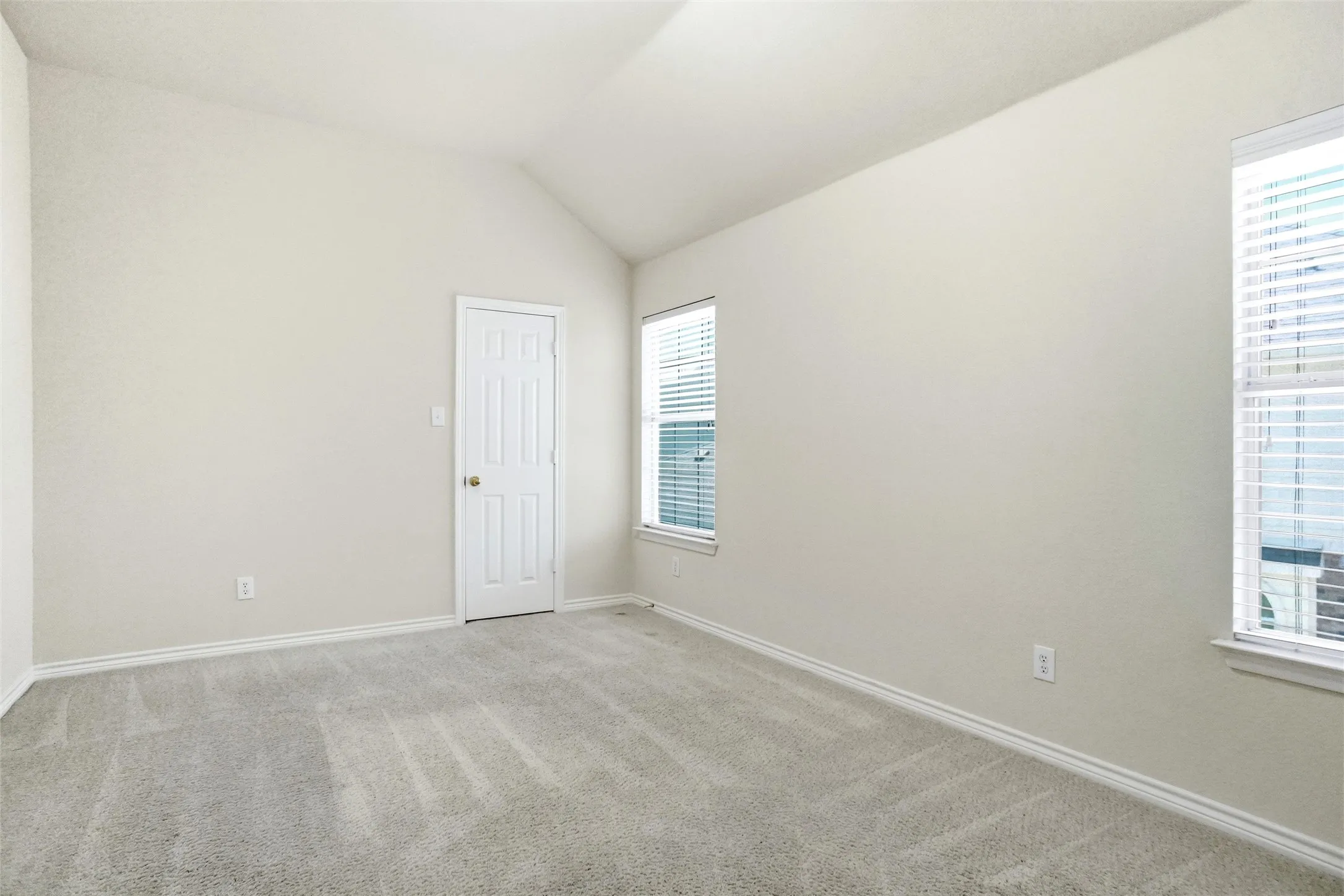 Single Family Residence For Sale in Tarrant County , 5231 Woodfield Drive, Grand Prairie, Texas 75052, 5 Bedroom, 4 Bathroom, 2 Garage spaces, 4,534 Sqft, built in 2006, mls#21336063, Real Estate Agent in Grand Prairie, Homes For Sale in Tarrant county, Homes For Sale in Grand Prairie, Realtor in Grand Prairie Texas, Real Estate Brokerage Independent Realty Texas, Luminita Cordes Realtor