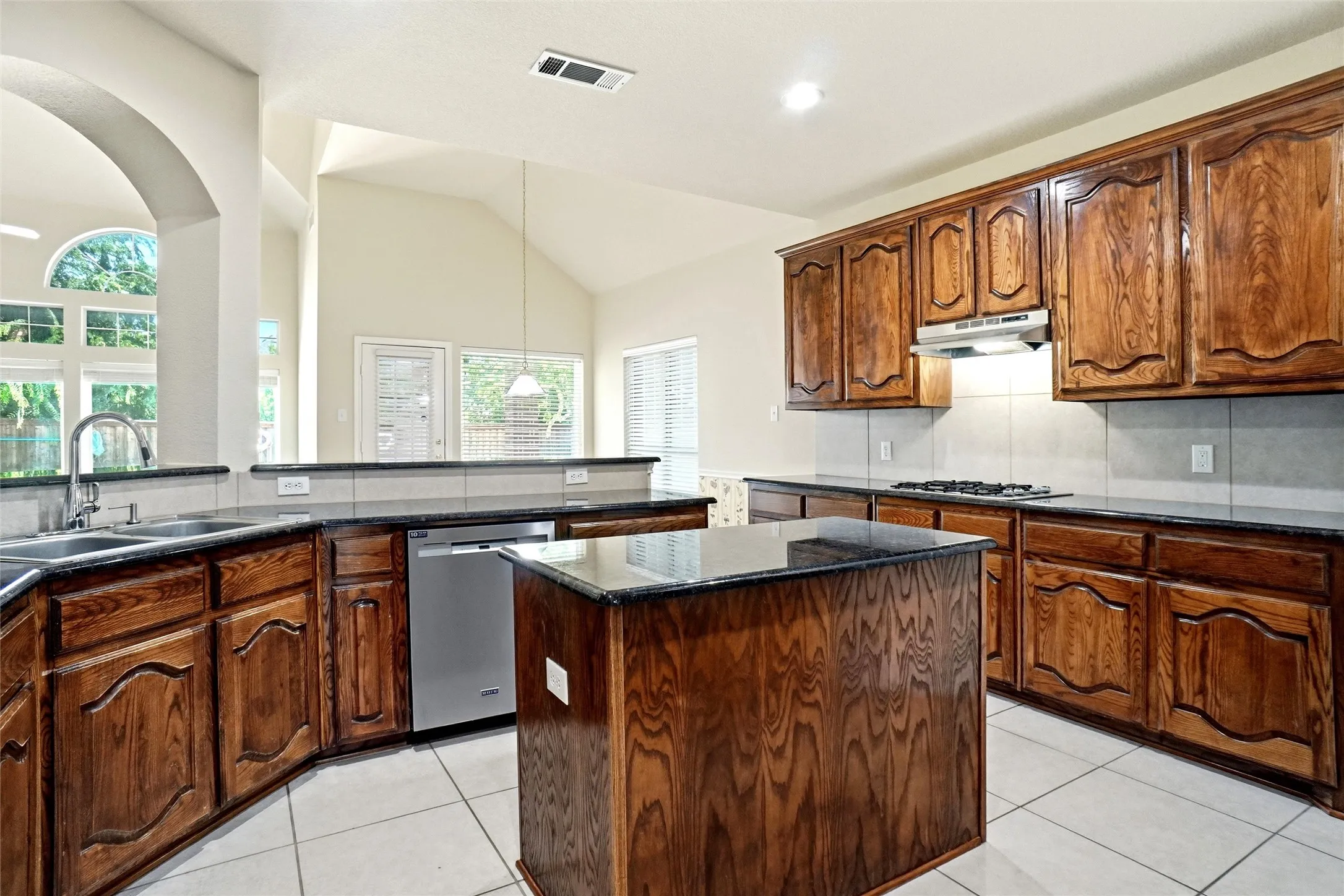 Single Family Residence For Sale in Tarrant County , 5231 Woodfield Drive, Grand Prairie, Texas 75052, 5 Bedroom, 4 Bathroom, 2 Garage spaces, 4,534 Sqft, built in 2006, mls#21336063, Real Estate Agent in Grand Prairie, Homes For Sale in Tarrant county, Homes For Sale in Grand Prairie, Realtor in Grand Prairie Texas, Real Estate Brokerage Independent Realty Texas, Luminita Cordes Realtor
