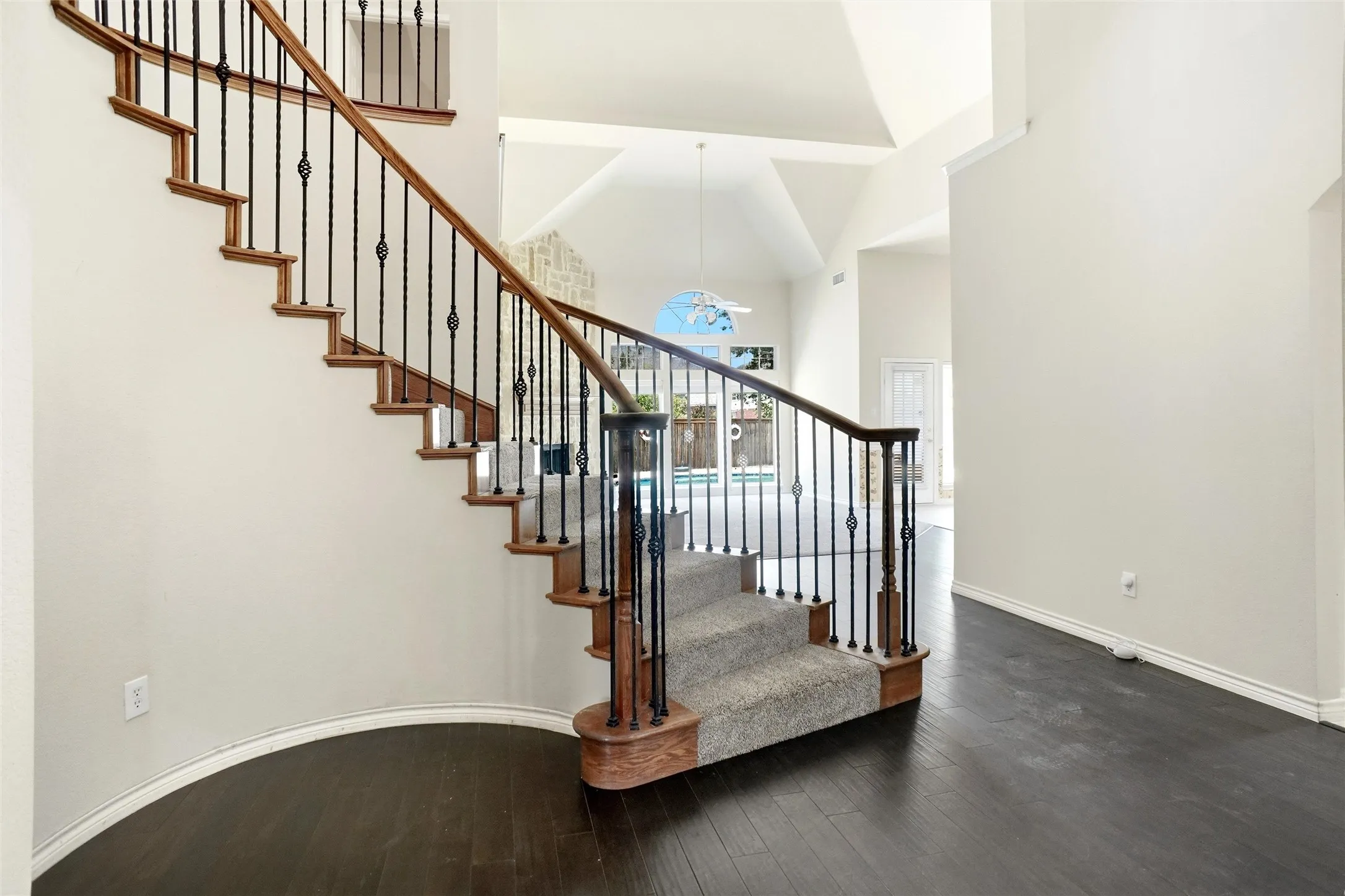 Single Family Residence For Sale in Tarrant County , 5231 Woodfield Drive, Grand Prairie, Texas 75052, 5 Bedroom, 4 Bathroom, 2 Garage spaces, 4,534 Sqft, built in 2006, mls#21336063, Real Estate Agent in Grand Prairie, Homes For Sale in Tarrant county, Homes For Sale in Grand Prairie, Realtor in Grand Prairie Texas, Real Estate Brokerage Independent Realty Texas, Luminita Cordes Realtor