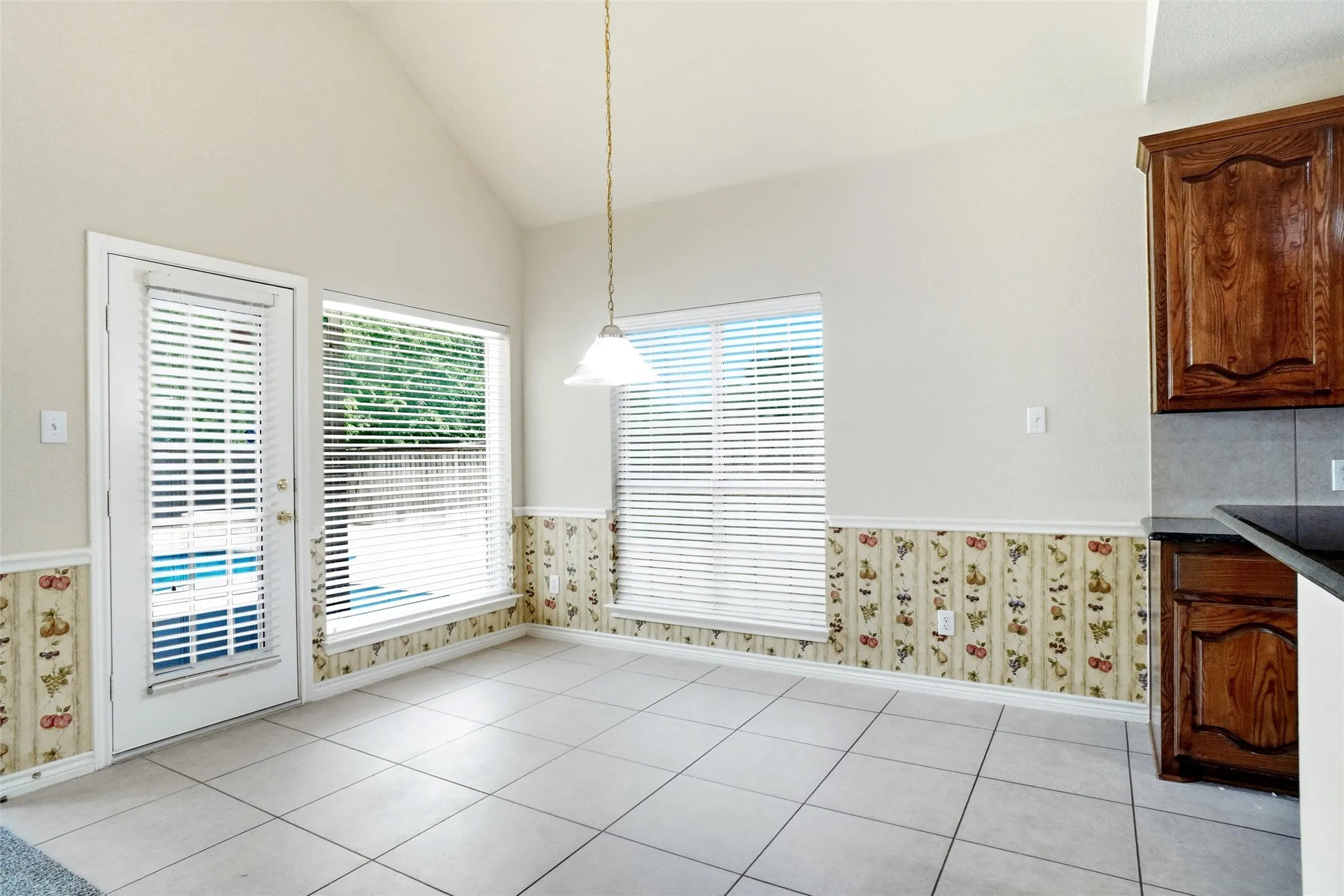 Single Family Residence For Sale in Tarrant County , 5231 Woodfield Drive, Grand Prairie, Texas 75052, 5 Bedroom, 4 Bathroom, 2 Garage spaces, 4,534 Sqft, built in 2006, mls#21336063, Real Estate Agent in Grand Prairie, Homes For Sale in Tarrant county, Homes For Sale in Grand Prairie, Realtor in Grand Prairie Texas, Real Estate Brokerage Independent Realty Texas, Luminita Cordes Realtor