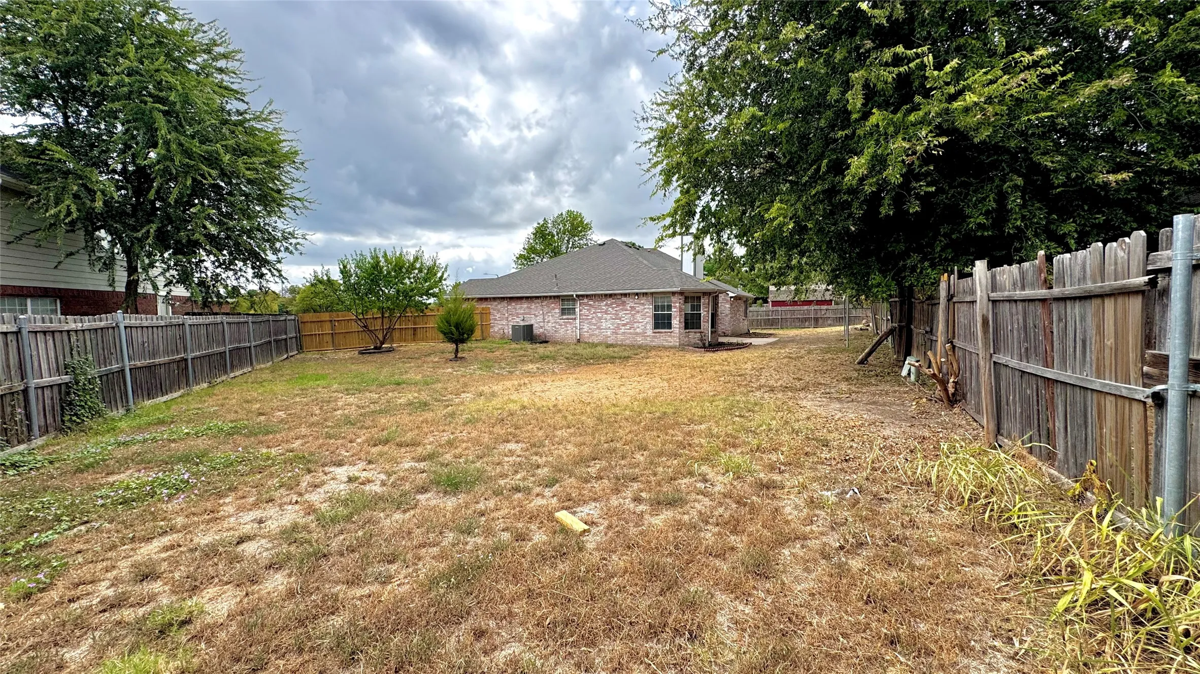 Single Family Residence For Rent in Tarrant County , 2414 Coventry Court, Grand Prairie, Texas 75052, 3 Bedroom, 2 Bathroom, 2 Garage spaces, 1,575 Sqft, built in 1993, mls#21352270, Real Estate Agent in Grand Prairie, Homes For Rent in Tarrant county, Homes For Rent in Grand Prairie, Realtor in Grand Prairie Texas, Real Estate Brokerage Independent Realty Texas, Luminita Cordes Realtor
