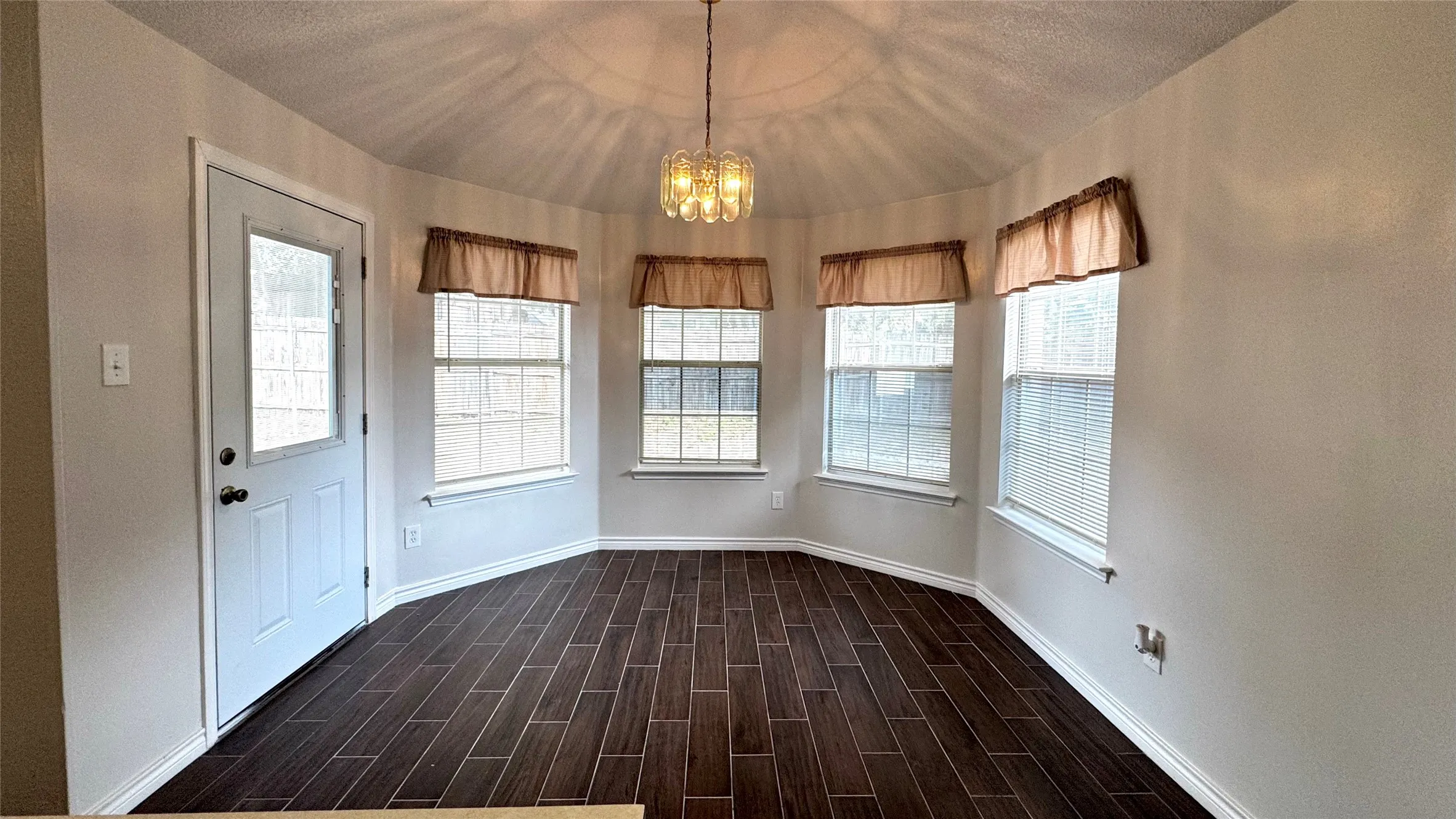 Single Family Residence For Rent in Tarrant County , 2414 Coventry Court, Grand Prairie, Texas 75052, 3 Bedroom, 2 Bathroom, 2 Garage spaces, 1,575 Sqft, built in 1993, mls#21352270, Real Estate Agent in Grand Prairie, Homes For Rent in Tarrant county, Homes For Rent in Grand Prairie, Realtor in Grand Prairie Texas, Real Estate Brokerage Independent Realty Texas, Luminita Cordes Realtor
