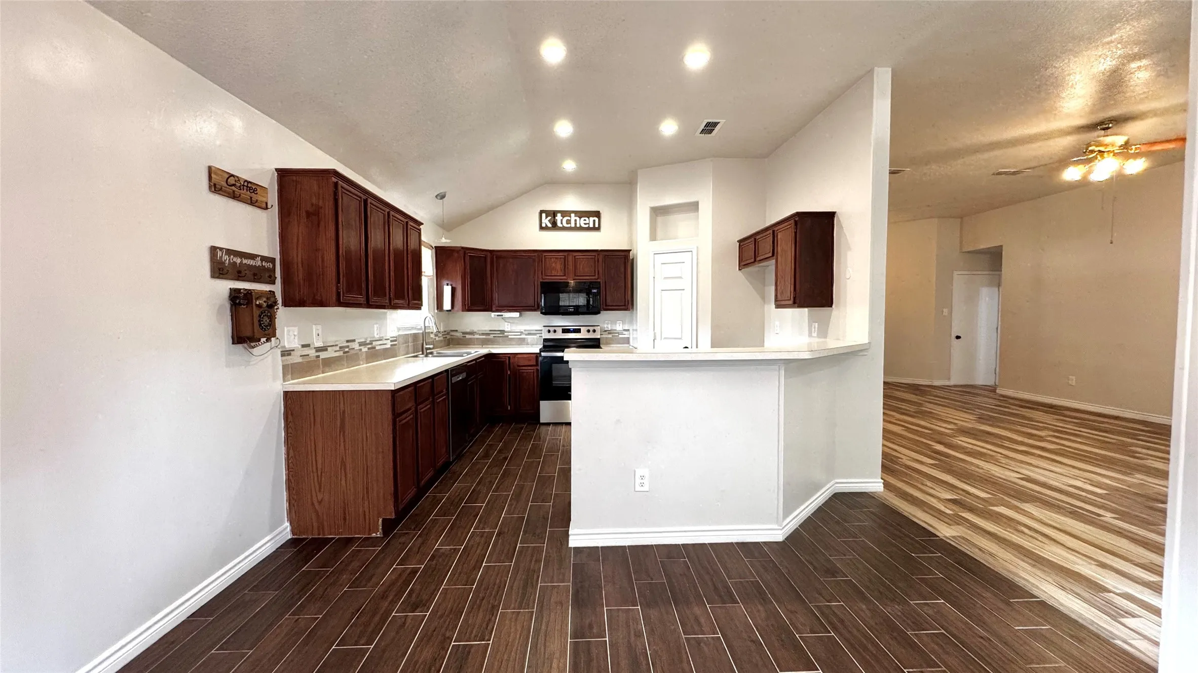 Single Family Residence For Rent in Tarrant County , 2414 Coventry Court, Grand Prairie, Texas 75052, 3 Bedroom, 2 Bathroom, 2 Garage spaces, 1,575 Sqft, built in 1993, mls#21352270, Real Estate Agent in Grand Prairie, Homes For Rent in Tarrant county, Homes For Rent in Grand Prairie, Realtor in Grand Prairie Texas, Real Estate Brokerage Independent Realty Texas, Luminita Cordes Realtor