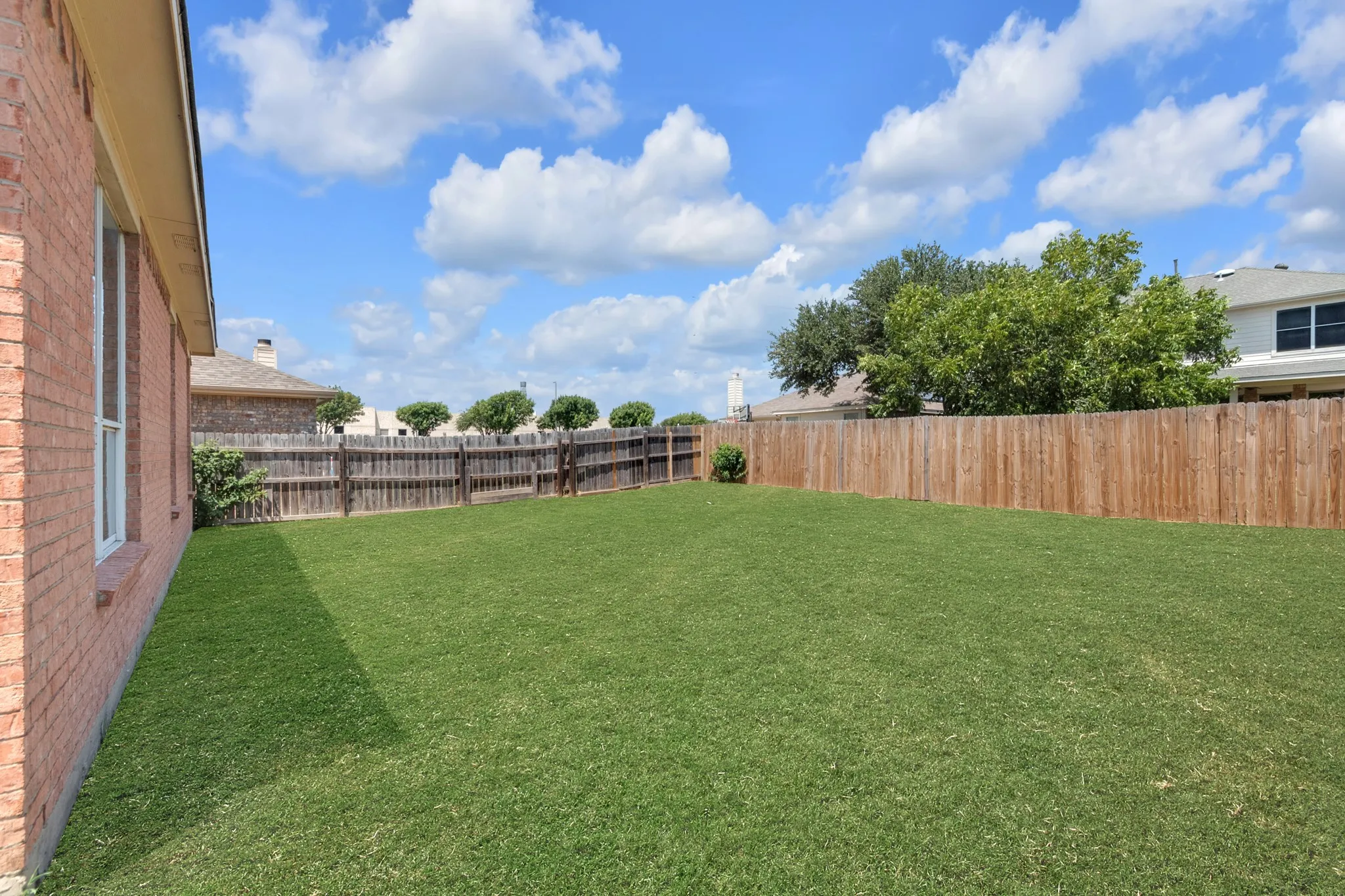 Single Family Residence For Sale in Dallas County , 1068 Westbrook Court, Grand Prairie, Texas 75052, 4 Bedroom, 3 Bathroom, 2 Garage spaces, 2,522 Sqft, built in 2003, mls#21347904, Real Estate Agent in Grand Prairie, Homes For Sale in Dallas county, Homes For Sale in Grand Prairie, Realtor in Grand Prairie Texas, Real Estate Brokerage Independent Realty Texas, Luminita Cordes Realtor