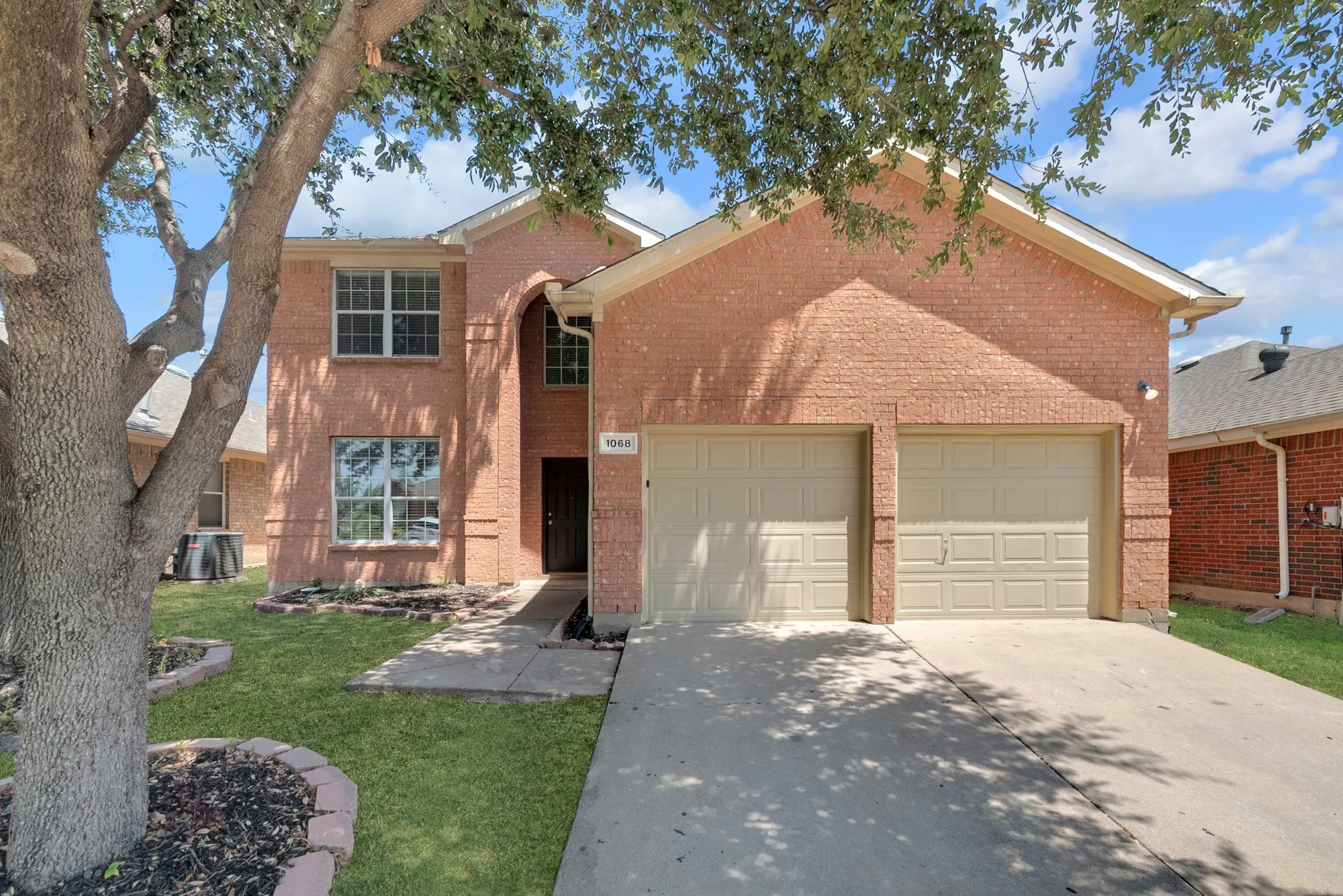 Single Family Residence For Sale in Dallas County , 1068 Westbrook Court, Grand Prairie, Texas 75052, 4 Bedroom, 3 Bathroom, 2 Garage spaces, 2,522 Sqft, built in 2003, mls#21347904, Real Estate Agent in Grand Prairie, Homes For Sale in Dallas county, Homes For Sale in Grand Prairie, Realtor in Grand Prairie Texas, Real Estate Brokerage Independent Realty Texas, Luminita Cordes Realtor