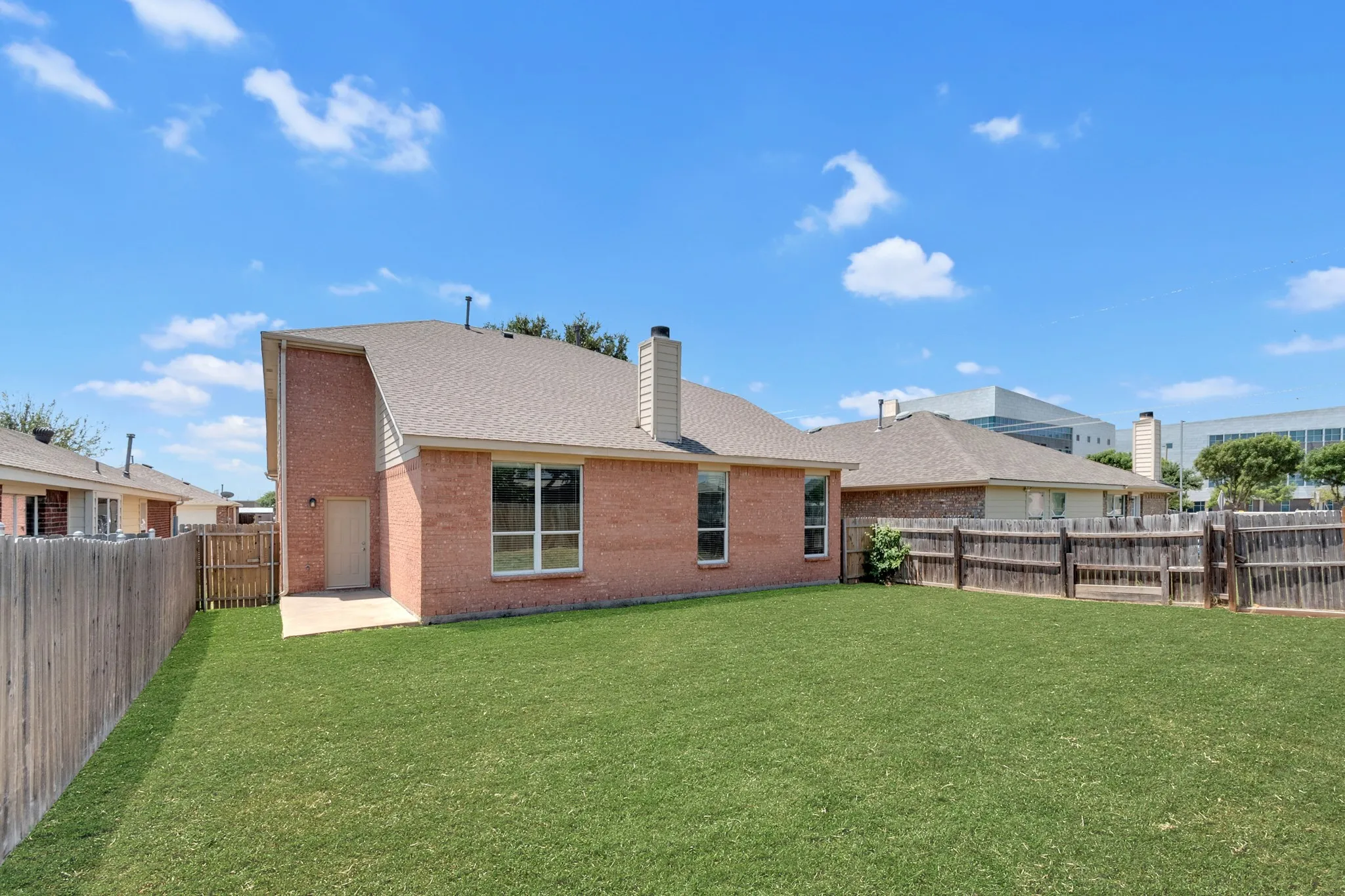 Single Family Residence For Sale in Dallas County , 1068 Westbrook Court, Grand Prairie, Texas 75052, 4 Bedroom, 3 Bathroom, 2 Garage spaces, 2,522 Sqft, built in 2003, mls#21347904, Real Estate Agent in Grand Prairie, Homes For Sale in Dallas county, Homes For Sale in Grand Prairie, Realtor in Grand Prairie Texas, Real Estate Brokerage Independent Realty Texas, Luminita Cordes Realtor