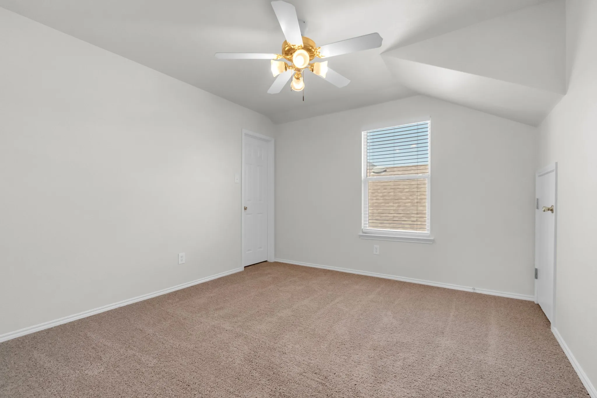 Single Family Residence For Sale in Dallas County , 1068 Westbrook Court, Grand Prairie, Texas 75052, 4 Bedroom, 3 Bathroom, 2 Garage spaces, 2,522 Sqft, built in 2003, mls#21347904, Real Estate Agent in Grand Prairie, Homes For Sale in Dallas county, Homes For Sale in Grand Prairie, Realtor in Grand Prairie Texas, Real Estate Brokerage Independent Realty Texas, Luminita Cordes Realtor
