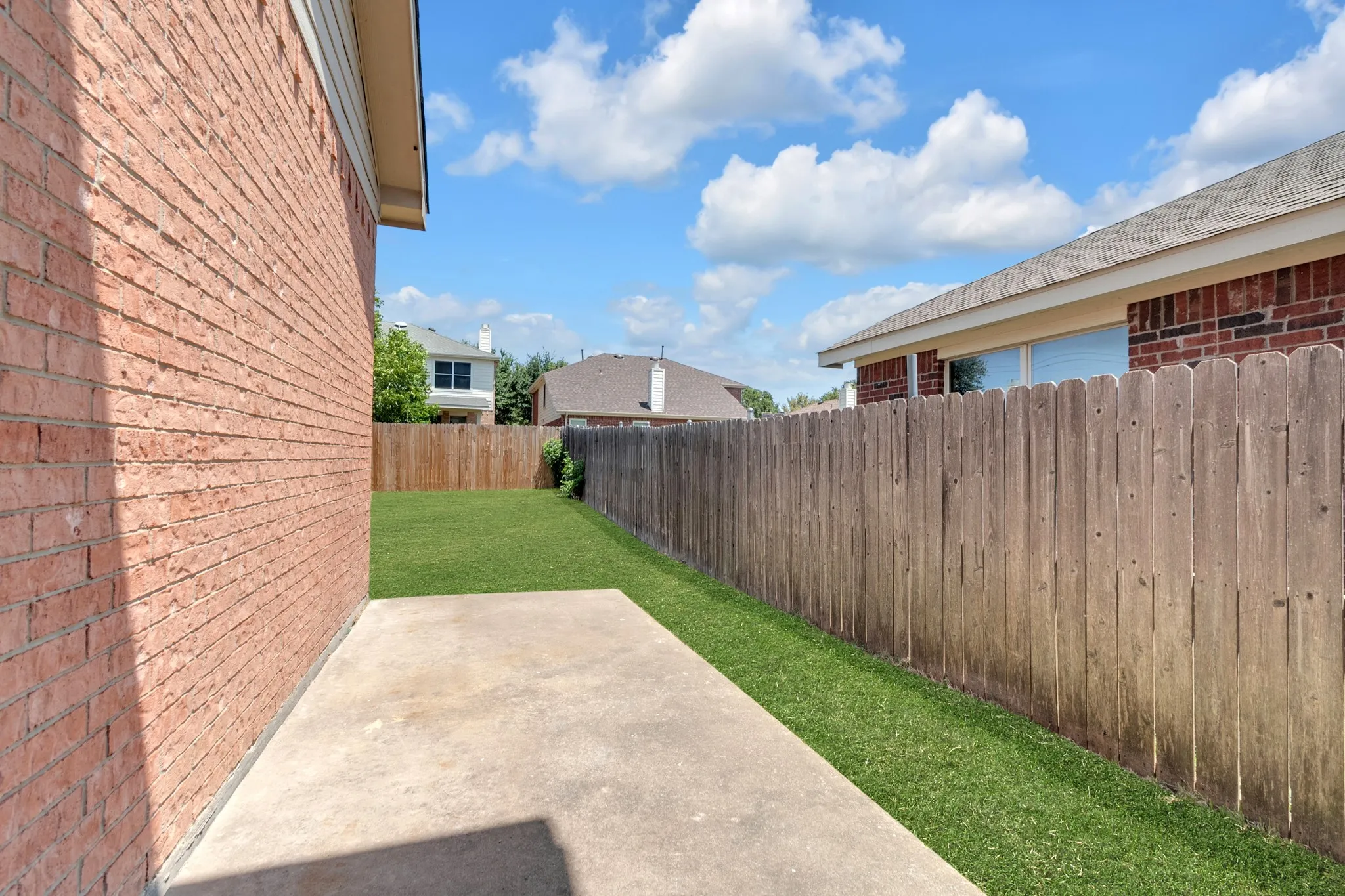 Single Family Residence For Sale in Dallas County , 1068 Westbrook Court, Grand Prairie, Texas 75052, 4 Bedroom, 3 Bathroom, 2 Garage spaces, 2,522 Sqft, built in 2003, mls#21347904, Real Estate Agent in Grand Prairie, Homes For Sale in Dallas county, Homes For Sale in Grand Prairie, Realtor in Grand Prairie Texas, Real Estate Brokerage Independent Realty Texas, Luminita Cordes Realtor