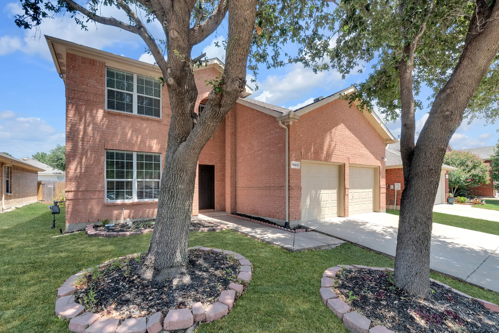 Single Family Residence For Sale in Dallas County , 1068 Westbrook Court, Grand Prairie, Texas 75052, 4 Bedroom, 3 Bathroom, 2 Garage spaces, 2,522 Sqft, built in 2003, mls#21347904, Real Estate Agent in Grand Prairie, Homes For Sale in Dallas county, Homes For Sale in Grand Prairie, Realtor in Grand Prairie Texas, Real Estate Brokerage Independent Realty Texas, Luminita Cordes Realtor