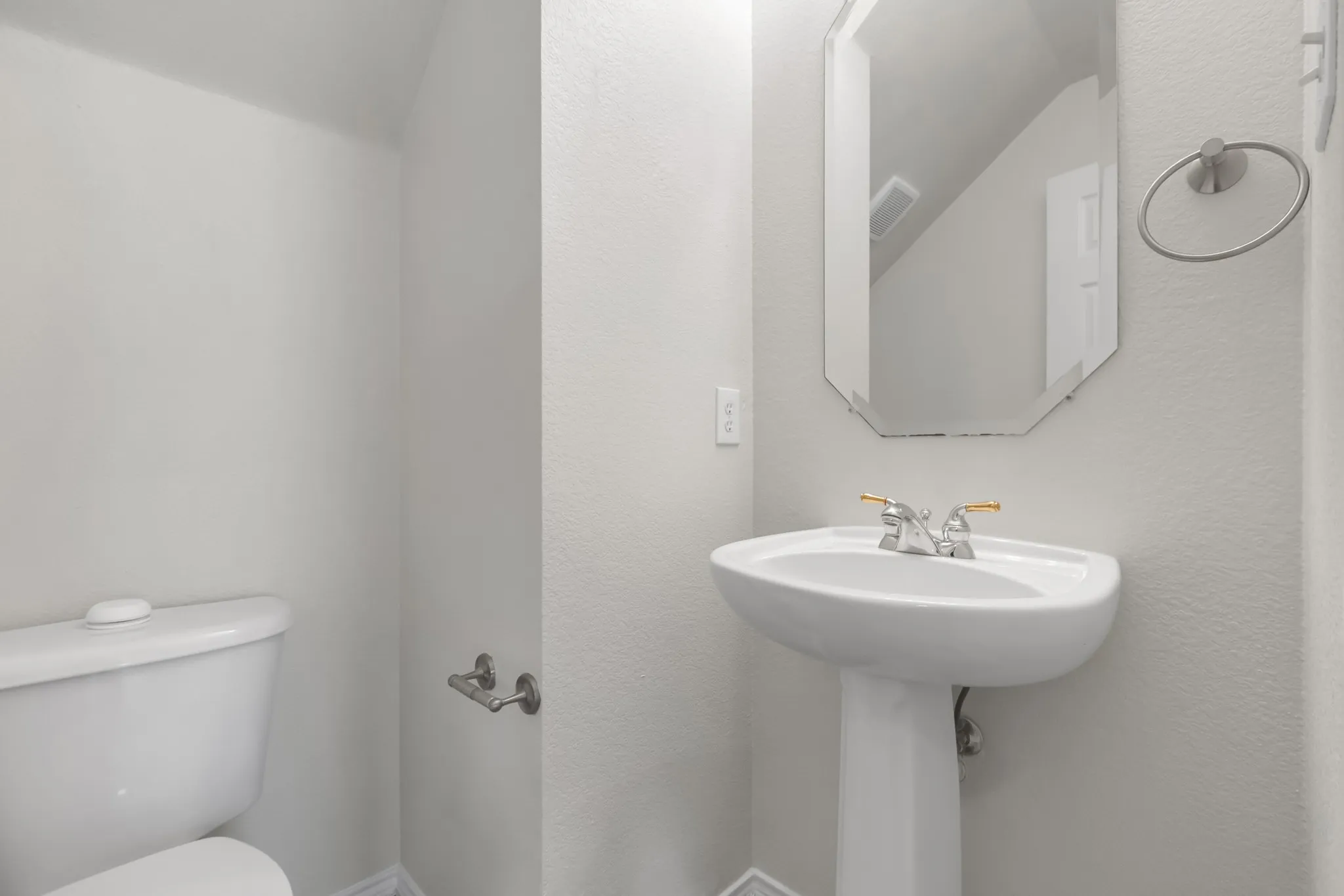 Single Family Residence For Sale in Dallas County , 1068 Westbrook Court, Grand Prairie, Texas 75052, 4 Bedroom, 3 Bathroom, 2 Garage spaces, 2,522 Sqft, built in 2003, mls#21347904, Real Estate Agent in Grand Prairie, Homes For Sale in Dallas county, Homes For Sale in Grand Prairie, Realtor in Grand Prairie Texas, Real Estate Brokerage Independent Realty Texas, Luminita Cordes Realtor