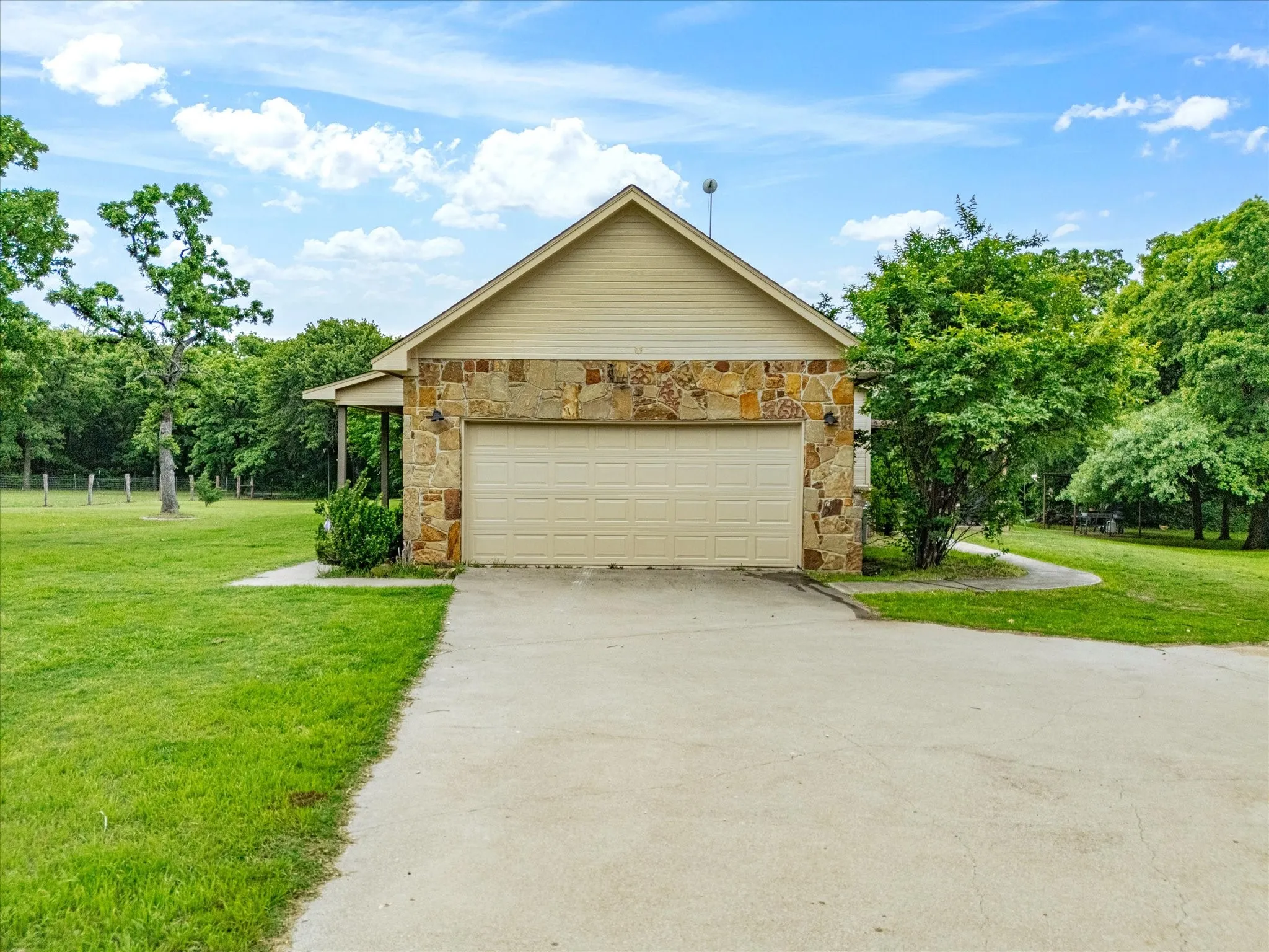 Single Family Residence For Sale in Wise County , 426 County Road 3435, Paradise, Texas 76073, 4 Bedroom, 3 Bathroom, 2 Garage spaces, 2,018 Sqft, built in 2005, Price $759,999, mls#21352275, Real Estate Agent in Paradise, Homes For Sale in Wise county, Homes For Sale in Paradise, Realtor in Paradise Texas, Real Estate Brokerage Independent Realty Texas, Luminita Cordes Realtor