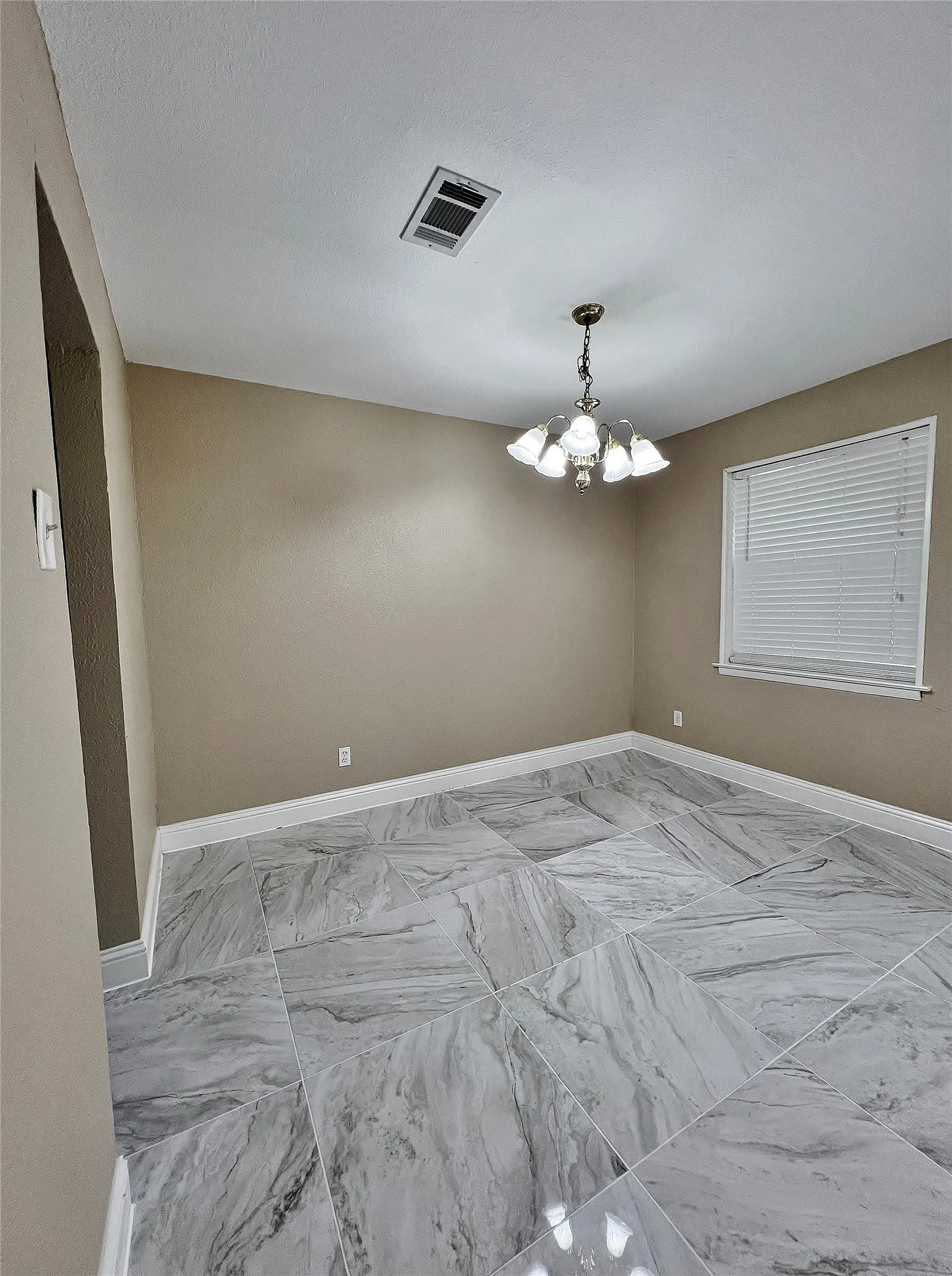 Single Family Residence For Rent in Dallas County , 1914 W Northgate Drive, Irving, Texas 75062, 3 Bedroom, 2 Bathroom, 2 Garage spaces, 2,127 Sqft, built in 1964, mls#21352298, Real Estate Agent in Irving, Homes For Rent in Dallas county, Homes For Rent in Irving, Realtor in Irving Texas, Real Estate Brokerage Independent Realty Texas, Luminita Cordes Realtor