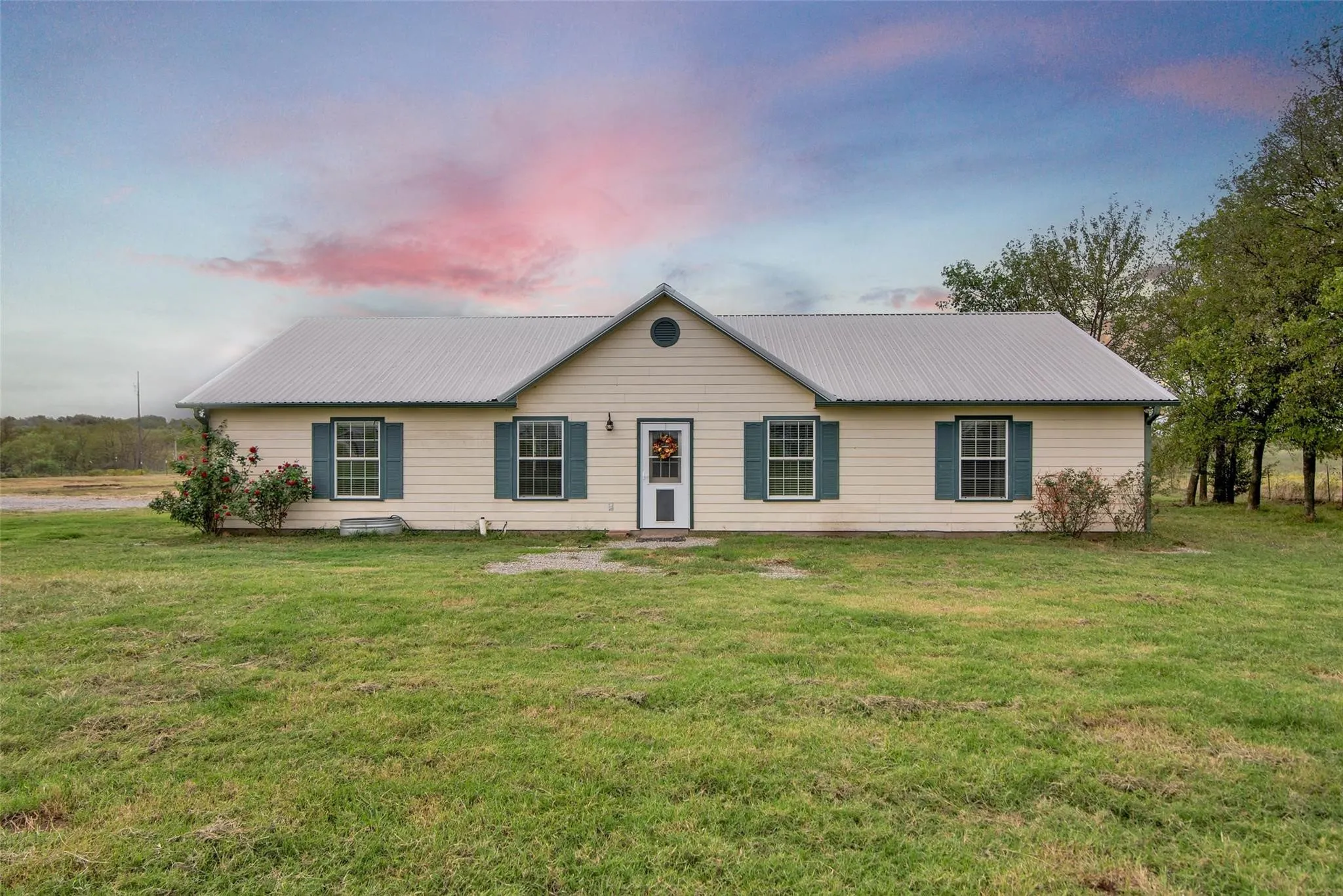 Single Family Residence For Sale in Grayson County , 17932 State Highway 56, Southmayd, Texas 75092, 3 Bedroom, 2 Bathroom, Garage spaces, 1,833 Sqft, built in 2004, Price $550,000, mls#21352044, Real Estate Agent in Southmayd, Homes For Sale in Grayson county, Homes For Sale in Southmayd, Realtor in Southmayd Texas, Real Estate Brokerage Independent Realty Texas, Luminita Cordes Realtor