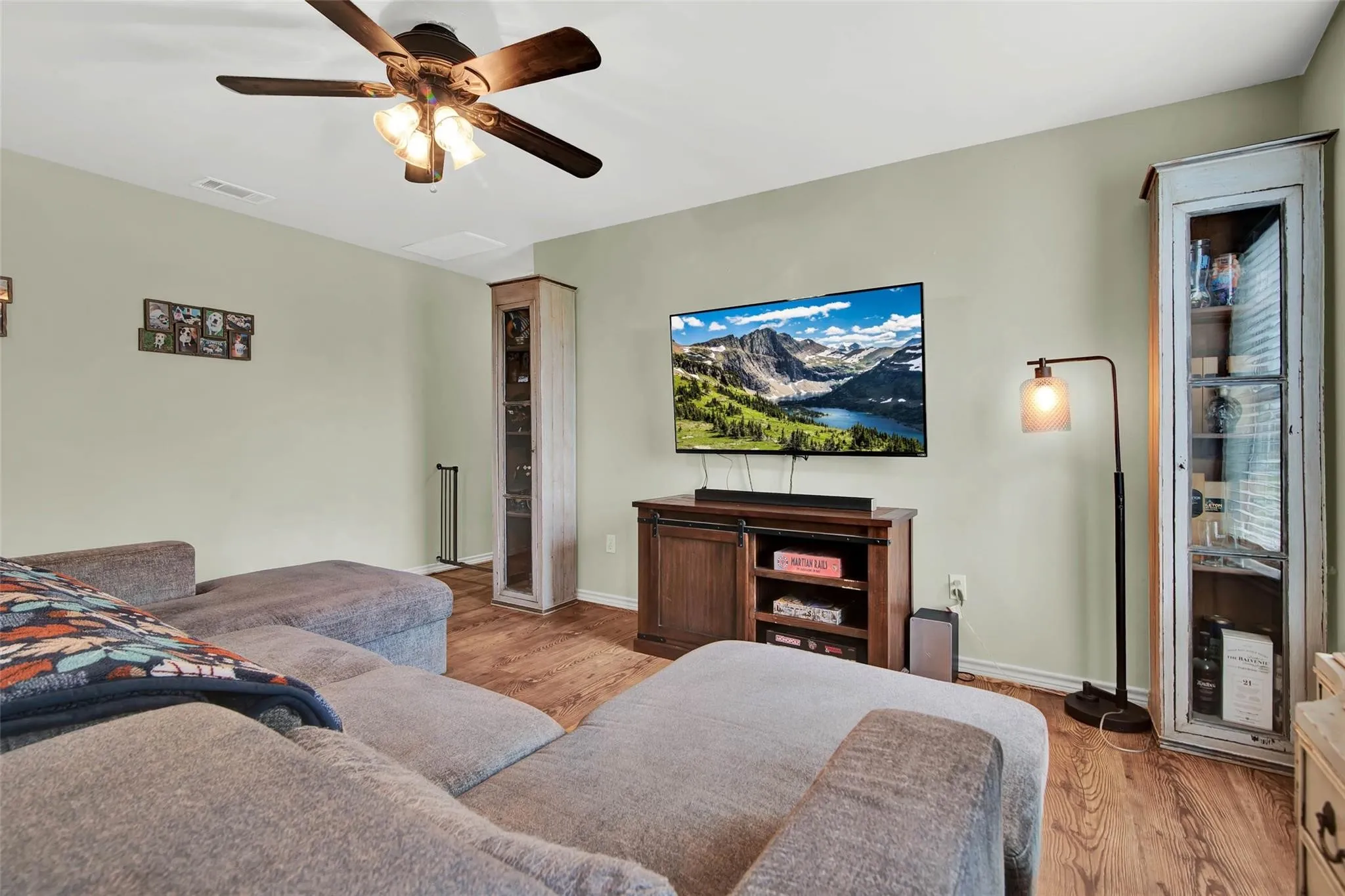 Single Family Residence For Sale in Grayson County , 17932 State Highway 56, Southmayd, Texas 75092, 3 Bedroom, 2 Bathroom, Garage spaces, 1,833 Sqft, built in 2004, Price $550,000, mls#21352044, Real Estate Agent in Southmayd, Homes For Sale in Grayson county, Homes For Sale in Southmayd, Realtor in Southmayd Texas, Real Estate Brokerage Independent Realty Texas, Luminita Cordes Realtor