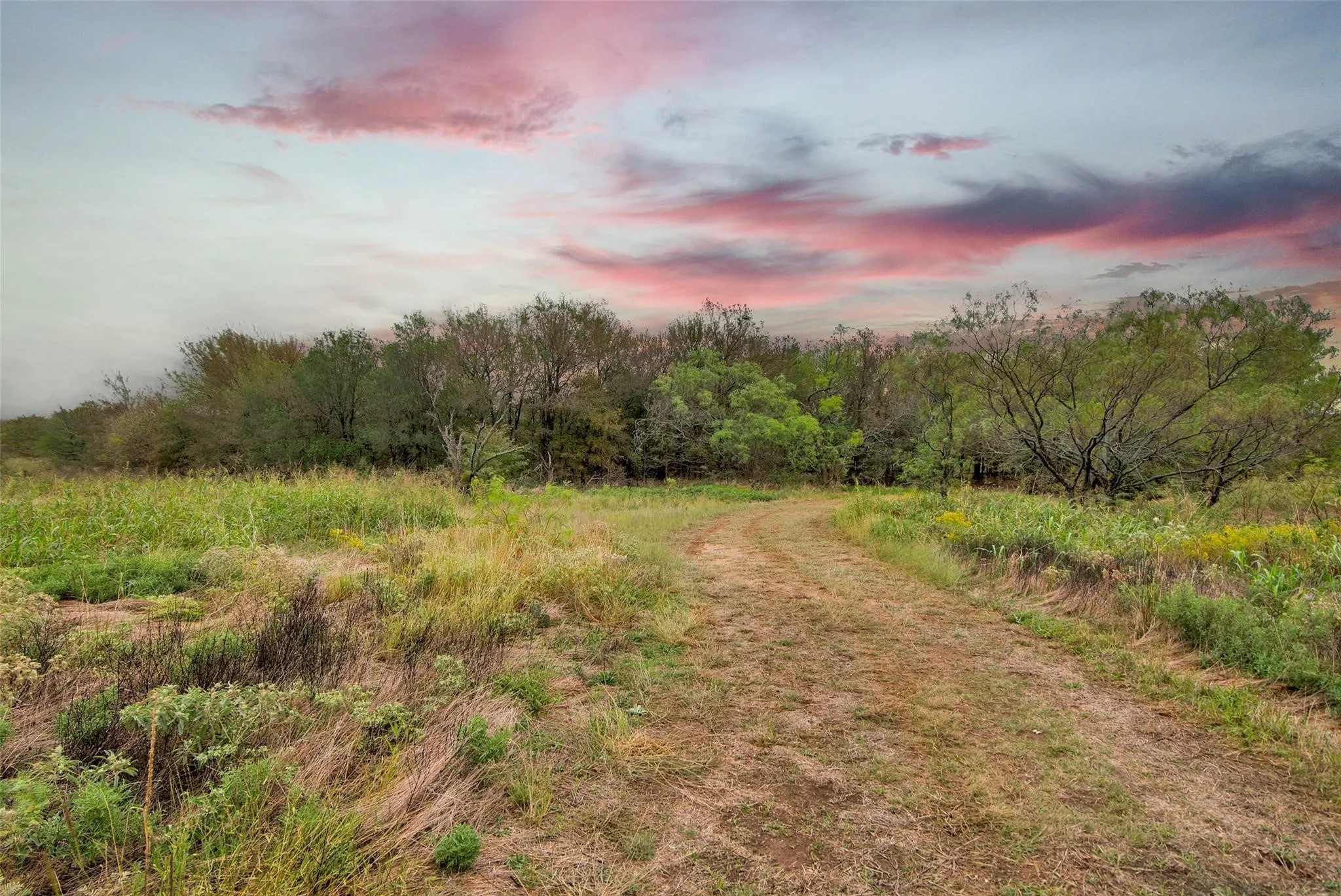 Single Family Residence For Sale in Grayson County , 17932 State Highway 56, Southmayd, Texas 75092, 3 Bedroom, 2 Bathroom, Garage spaces, 1,833 Sqft, built in 2004, Price $550,000, mls#21352044, Real Estate Agent in Southmayd, Homes For Sale in Grayson county, Homes For Sale in Southmayd, Realtor in Southmayd Texas, Real Estate Brokerage Independent Realty Texas, Luminita Cordes Realtor