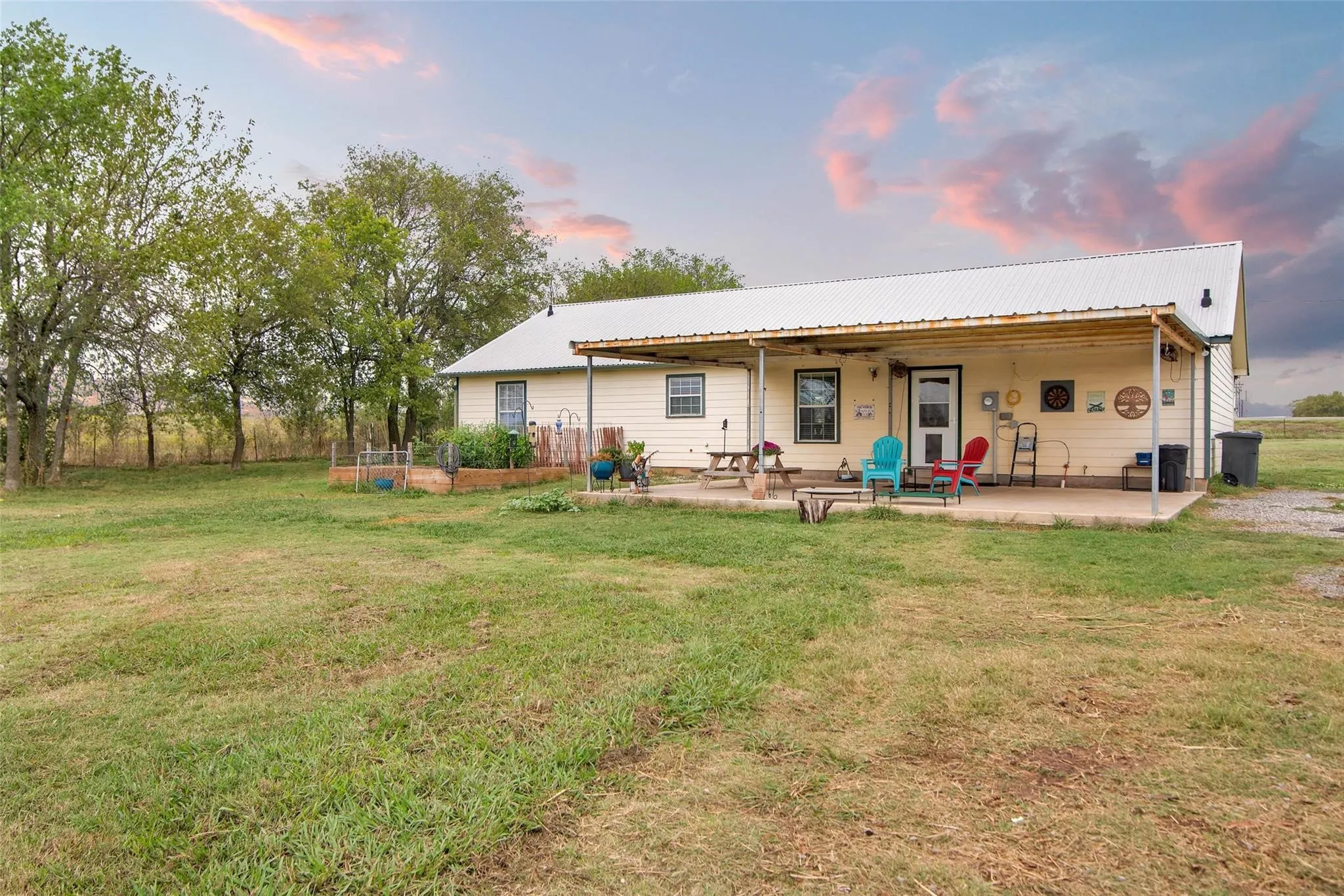 Single Family Residence For Sale in Grayson County , 17932 State Highway 56, Southmayd, Texas 75092, 3 Bedroom, 2 Bathroom, Garage spaces, 1,833 Sqft, built in 2004, Price $550,000, mls#21352044, Real Estate Agent in Southmayd, Homes For Sale in Grayson county, Homes For Sale in Southmayd, Realtor in Southmayd Texas, Real Estate Brokerage Independent Realty Texas, Luminita Cordes Realtor