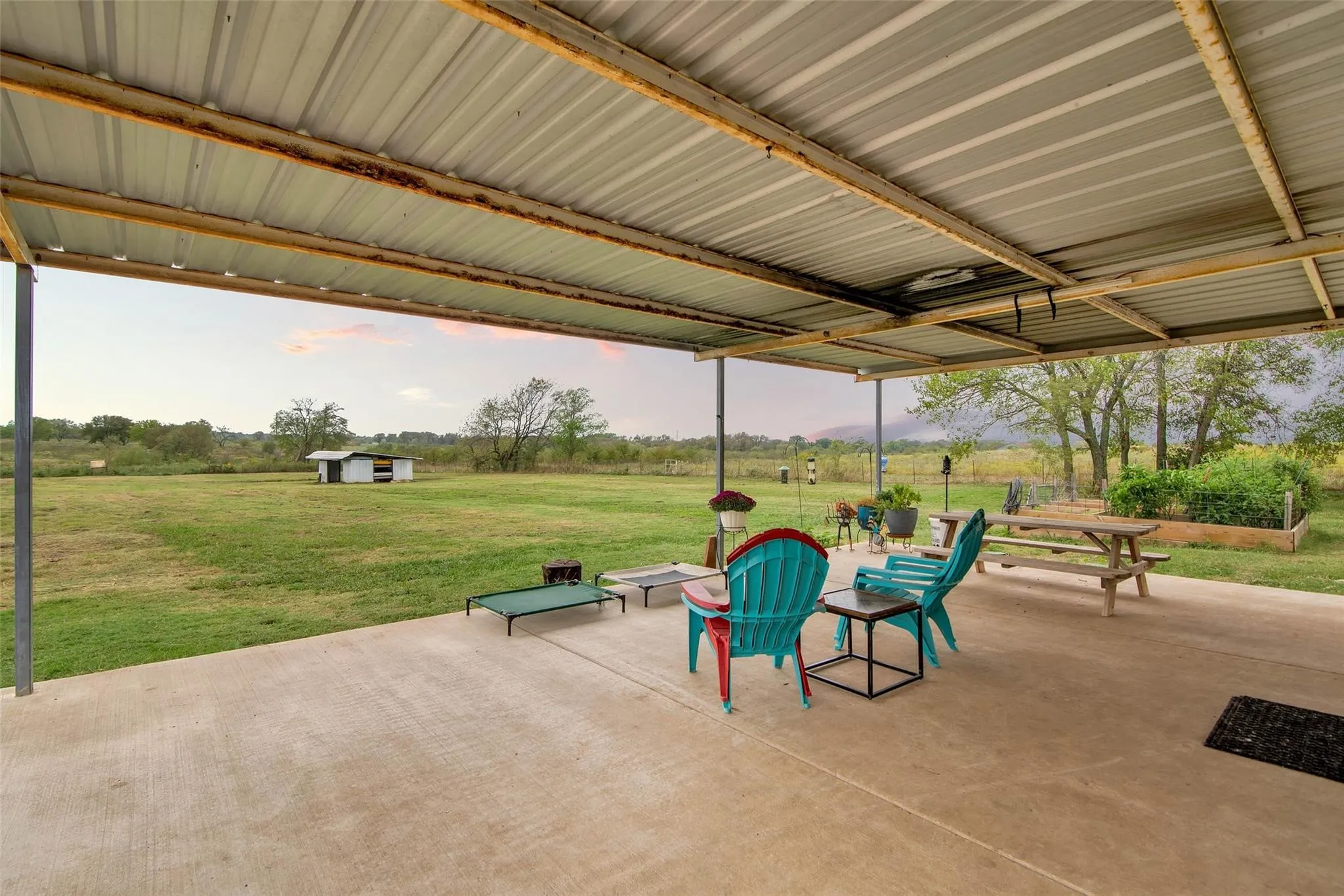 Single Family Residence For Sale in Grayson County , 17932 State Highway 56, Southmayd, Texas 75092, 3 Bedroom, 2 Bathroom, Garage spaces, 1,833 Sqft, built in 2004, Price $550,000, mls#21352044, Real Estate Agent in Southmayd, Homes For Sale in Grayson county, Homes For Sale in Southmayd, Realtor in Southmayd Texas, Real Estate Brokerage Independent Realty Texas, Luminita Cordes Realtor