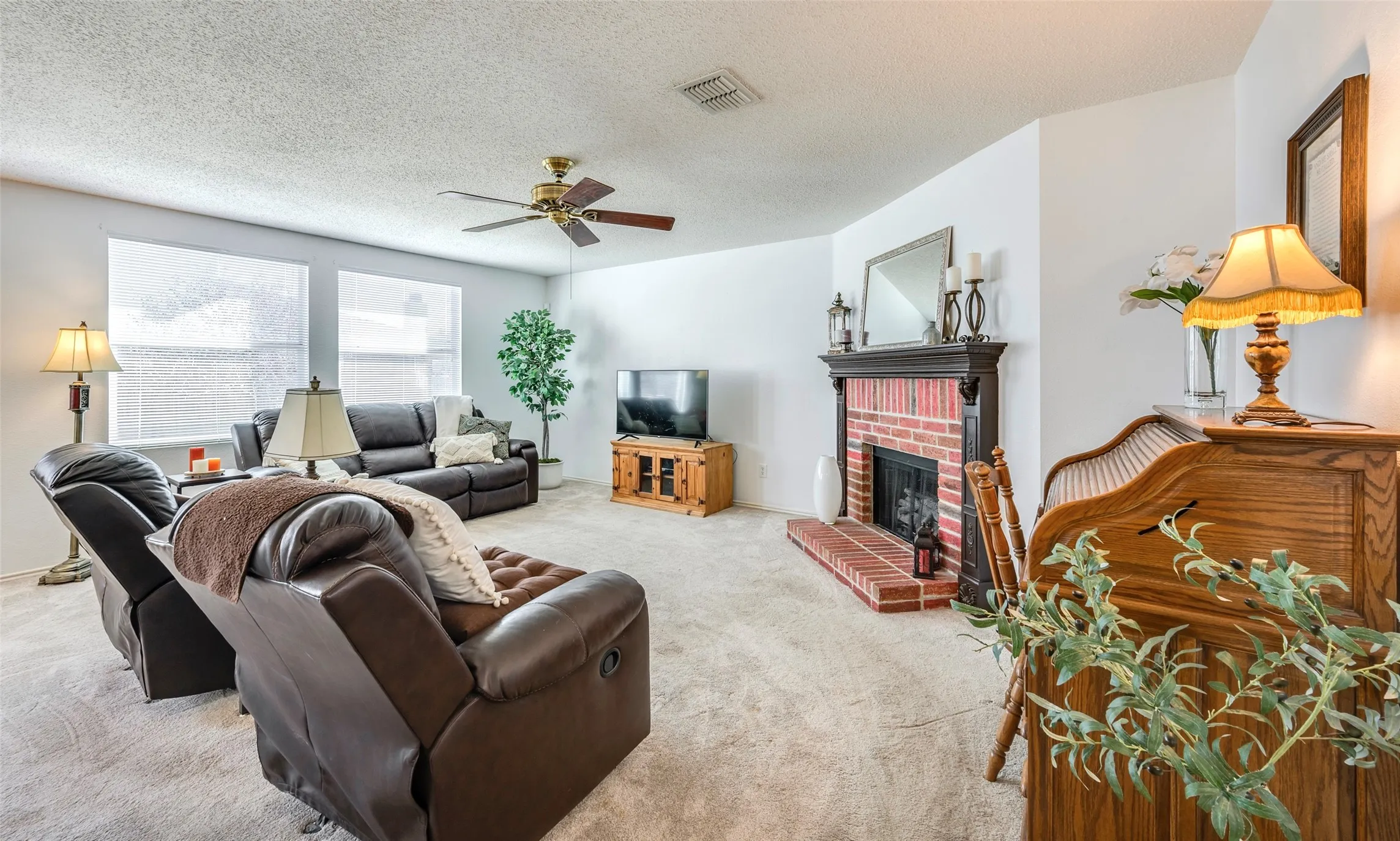 Single Family Residence For Sale in Denton County , 3214 Friesian Court, Denton, Texas 76210, 4 Bedroom, 3 Bathroom, 2 Garage spaces, 2,917 Sqft, built in 2004, Price $424,000, mls#21349818, Real Estate Agent in Denton, Homes For Sale in Denton county, Homes For Sale in Denton, Realtor in Denton Texas, Real Estate Brokerage Independent Realty Texas, Luminita Cordes Realtor