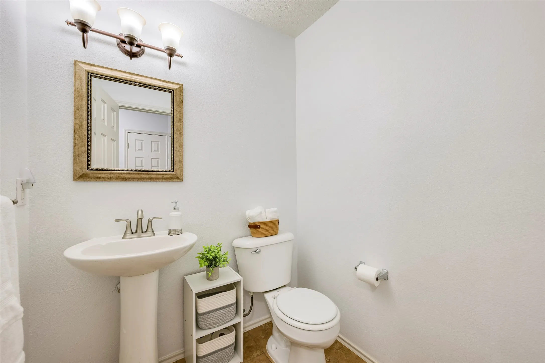 Single Family Residence For Sale in Denton County , 3214 Friesian Court, Denton, Texas 76210, 4 Bedroom, 3 Bathroom, 2 Garage spaces, 2,917 Sqft, built in 2004, Price $424,000, mls#21349818, Real Estate Agent in Denton, Homes For Sale in Denton county, Homes For Sale in Denton, Realtor in Denton Texas, Real Estate Brokerage Independent Realty Texas, Luminita Cordes Realtor