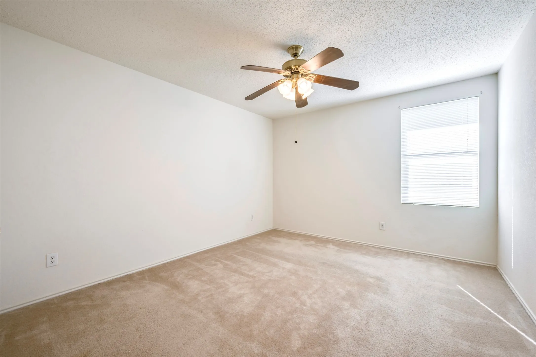 Single Family Residence For Sale in Denton County , 3214 Friesian Court, Denton, Texas 76210, 4 Bedroom, 3 Bathroom, 2 Garage spaces, 2,917 Sqft, built in 2004, Price $424,000, mls#21349818, Real Estate Agent in Denton, Homes For Sale in Denton county, Homes For Sale in Denton, Realtor in Denton Texas, Real Estate Brokerage Independent Realty Texas, Luminita Cordes Realtor
