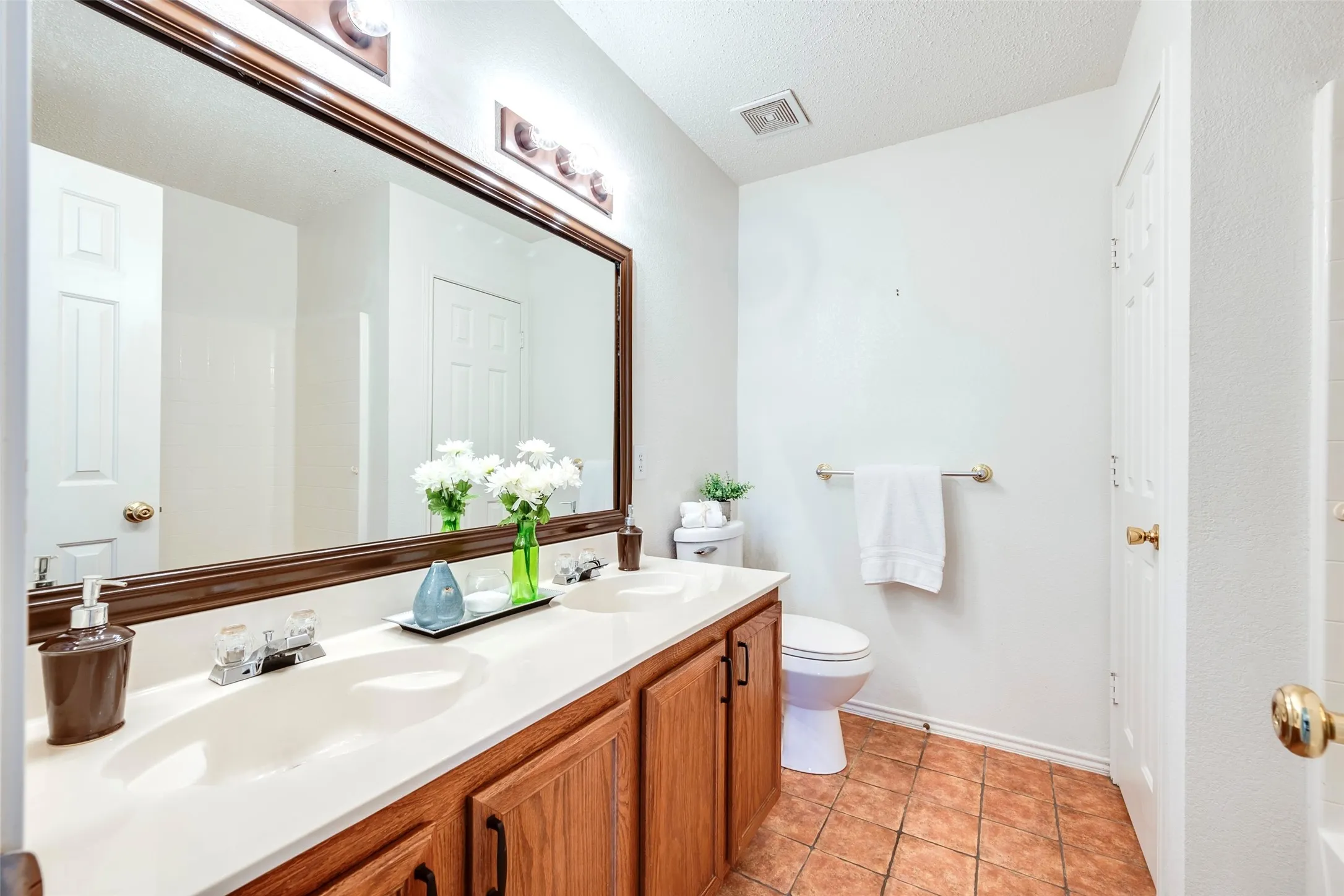 Single Family Residence For Sale in Denton County , 3214 Friesian Court, Denton, Texas 76210, 4 Bedroom, 3 Bathroom, 2 Garage spaces, 2,917 Sqft, built in 2004, Price $424,000, mls#21349818, Real Estate Agent in Denton, Homes For Sale in Denton county, Homes For Sale in Denton, Realtor in Denton Texas, Real Estate Brokerage Independent Realty Texas, Luminita Cordes Realtor