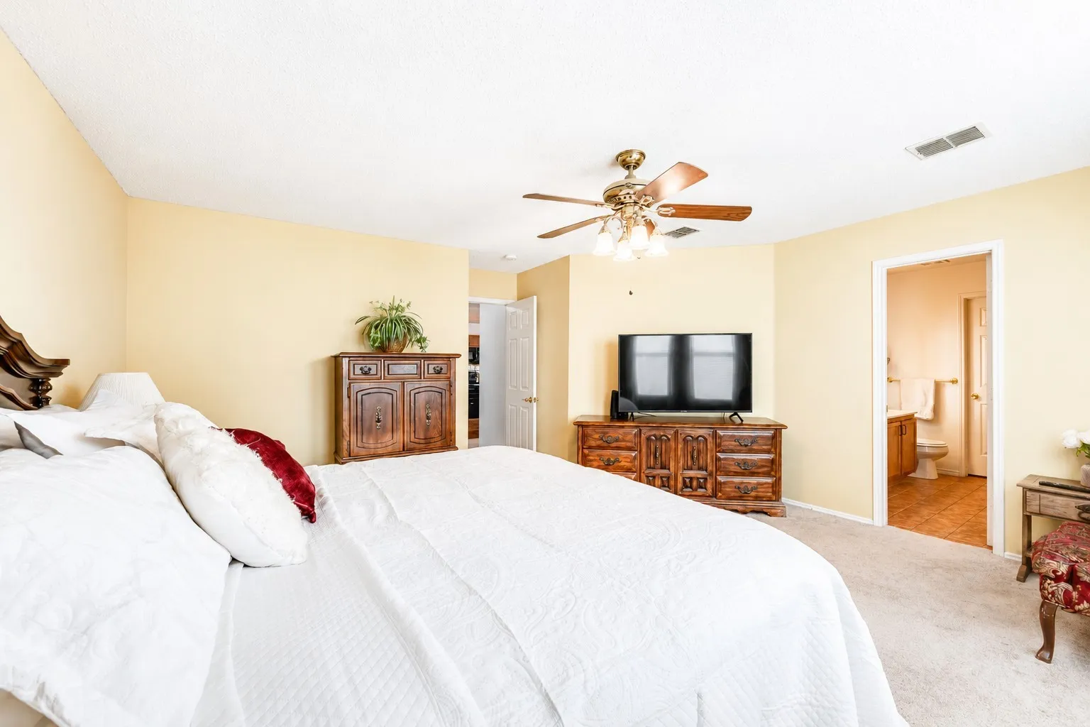 Single Family Residence For Sale in Denton County , 3214 Friesian Court, Denton, Texas 76210, 4 Bedroom, 3 Bathroom, 2 Garage spaces, 2,917 Sqft, built in 2004, Price $424,000, mls#21349818, Real Estate Agent in Denton, Homes For Sale in Denton county, Homes For Sale in Denton, Realtor in Denton Texas, Real Estate Brokerage Independent Realty Texas, Luminita Cordes Realtor