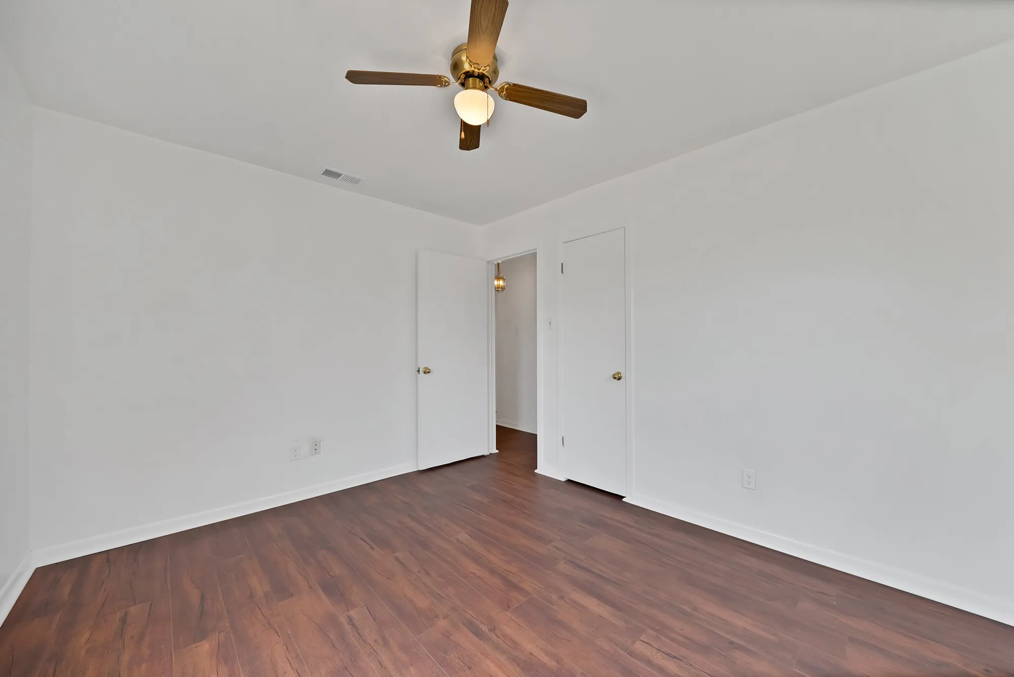 Single Family Residence For Sale in Tarrant County , 825 E Prairie View Road, Crowley, Texas 76036, 3 Bedroom, 2 Bathroom, 2 Garage spaces, 1,148 Sqft, built in 1970, mls#21352170, Real Estate Agent in Crowley, Homes For Sale in Tarrant county, Homes For Sale in Crowley, Realtor in Crowley Texas, Real Estate Brokerage Independent Realty Texas, Luminita Cordes Realtor