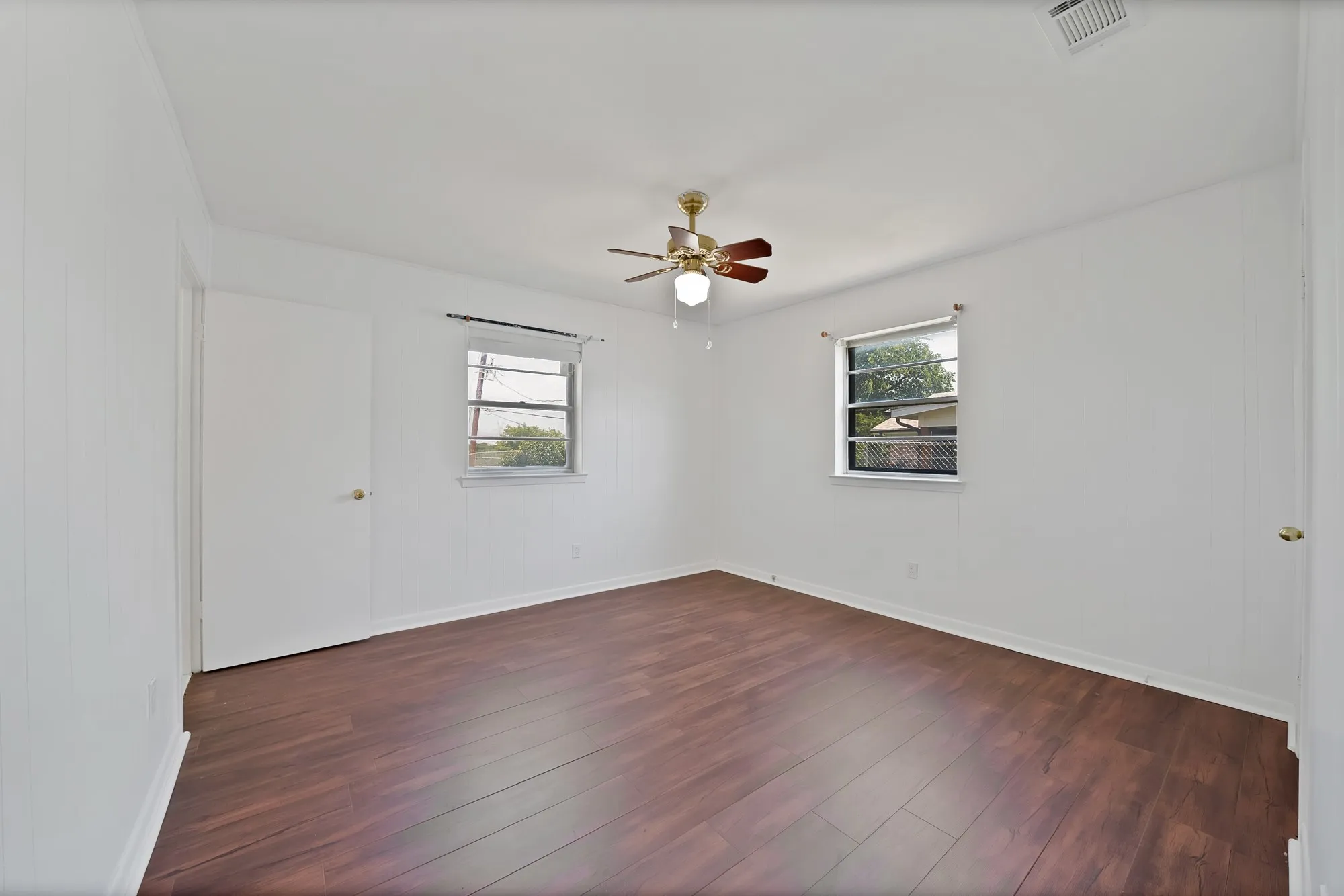 Single Family Residence For Sale in Tarrant County , 825 E Prairie View Road, Crowley, Texas 76036, 3 Bedroom, 2 Bathroom, 2 Garage spaces, 1,148 Sqft, built in 1970, mls#21352170, Real Estate Agent in Crowley, Homes For Sale in Tarrant county, Homes For Sale in Crowley, Realtor in Crowley Texas, Real Estate Brokerage Independent Realty Texas, Luminita Cordes Realtor