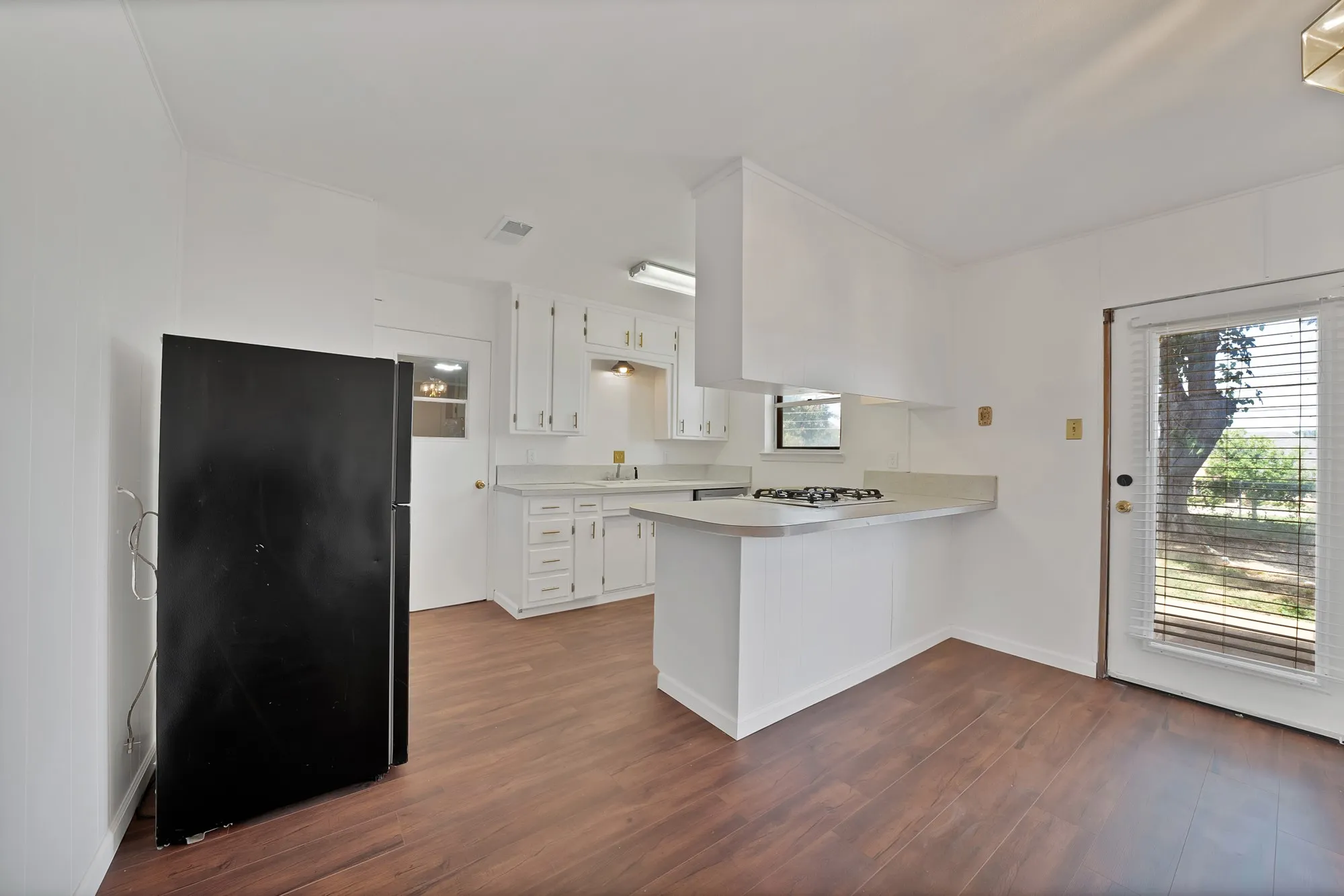 Single Family Residence For Sale in Tarrant County , 825 E Prairie View Road, Crowley, Texas 76036, 3 Bedroom, 2 Bathroom, 2 Garage spaces, 1,148 Sqft, built in 1970, mls#21352170, Real Estate Agent in Crowley, Homes For Sale in Tarrant county, Homes For Sale in Crowley, Realtor in Crowley Texas, Real Estate Brokerage Independent Realty Texas, Luminita Cordes Realtor