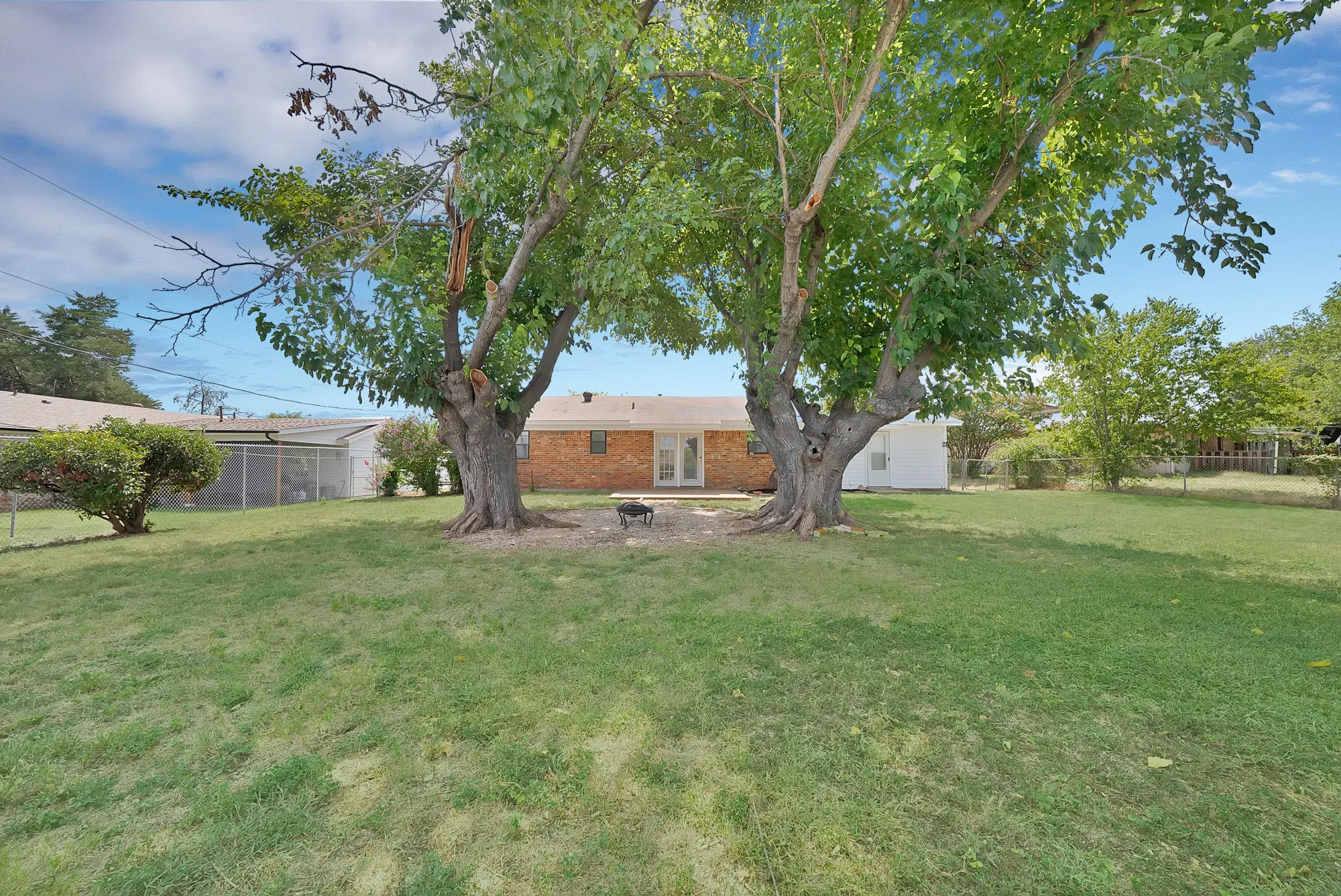Single Family Residence For Sale in Tarrant County , 825 E Prairie View Road, Crowley, Texas 76036, 3 Bedroom, 2 Bathroom, 2 Garage spaces, 1,148 Sqft, built in 1970, mls#21352170, Real Estate Agent in Crowley, Homes For Sale in Tarrant county, Homes For Sale in Crowley, Realtor in Crowley Texas, Real Estate Brokerage Independent Realty Texas, Luminita Cordes Realtor