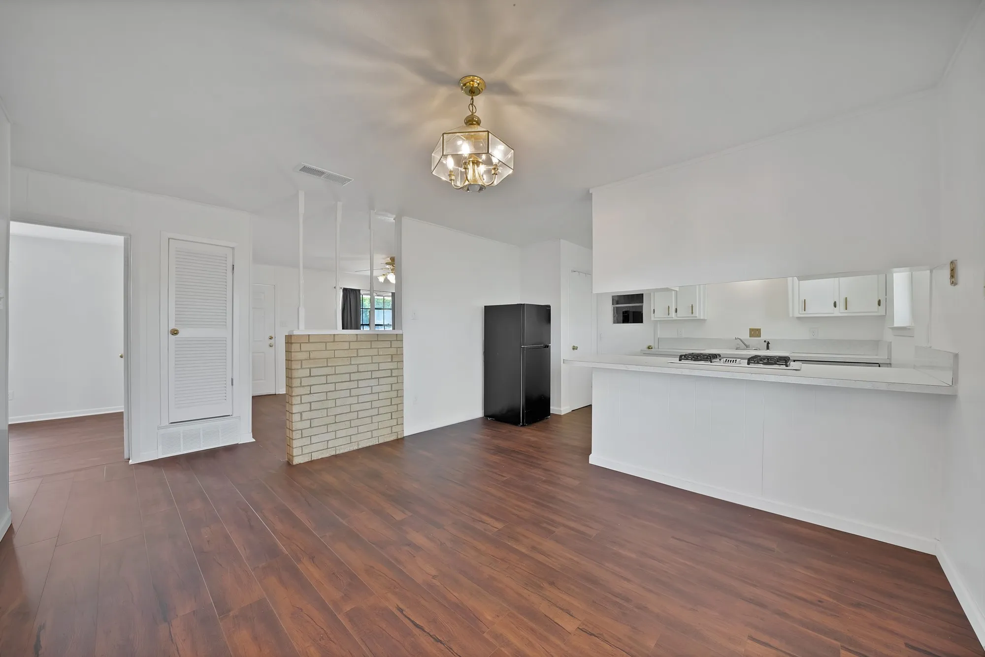 Single Family Residence For Sale in Tarrant County , 825 E Prairie View Road, Crowley, Texas 76036, 3 Bedroom, 2 Bathroom, 2 Garage spaces, 1,148 Sqft, built in 1970, mls#21352170, Real Estate Agent in Crowley, Homes For Sale in Tarrant county, Homes For Sale in Crowley, Realtor in Crowley Texas, Real Estate Brokerage Independent Realty Texas, Luminita Cordes Realtor