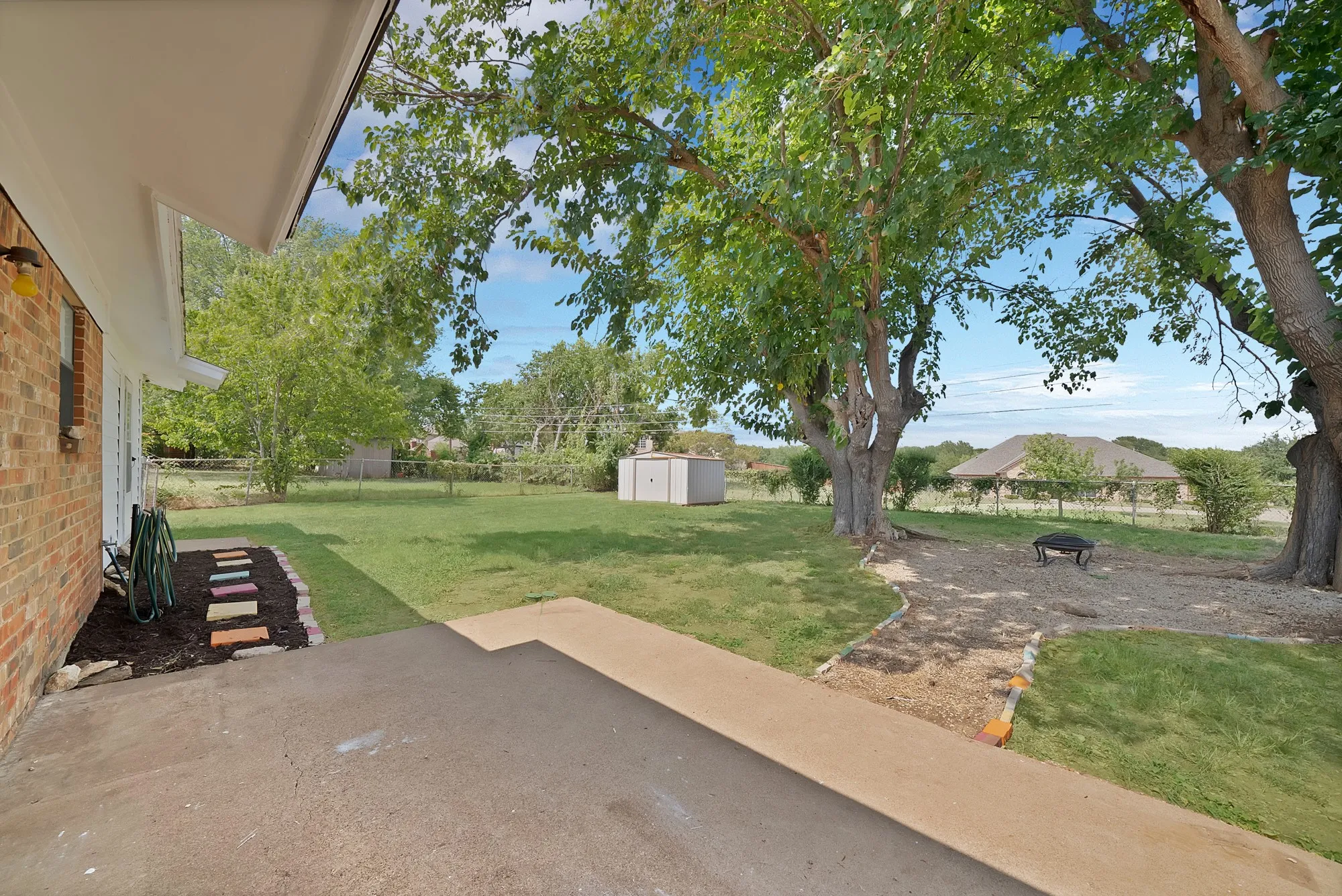Single Family Residence For Sale in Tarrant County , 825 E Prairie View Road, Crowley, Texas 76036, 3 Bedroom, 2 Bathroom, 2 Garage spaces, 1,148 Sqft, built in 1970, mls#21352170, Real Estate Agent in Crowley, Homes For Sale in Tarrant county, Homes For Sale in Crowley, Realtor in Crowley Texas, Real Estate Brokerage Independent Realty Texas, Luminita Cordes Realtor