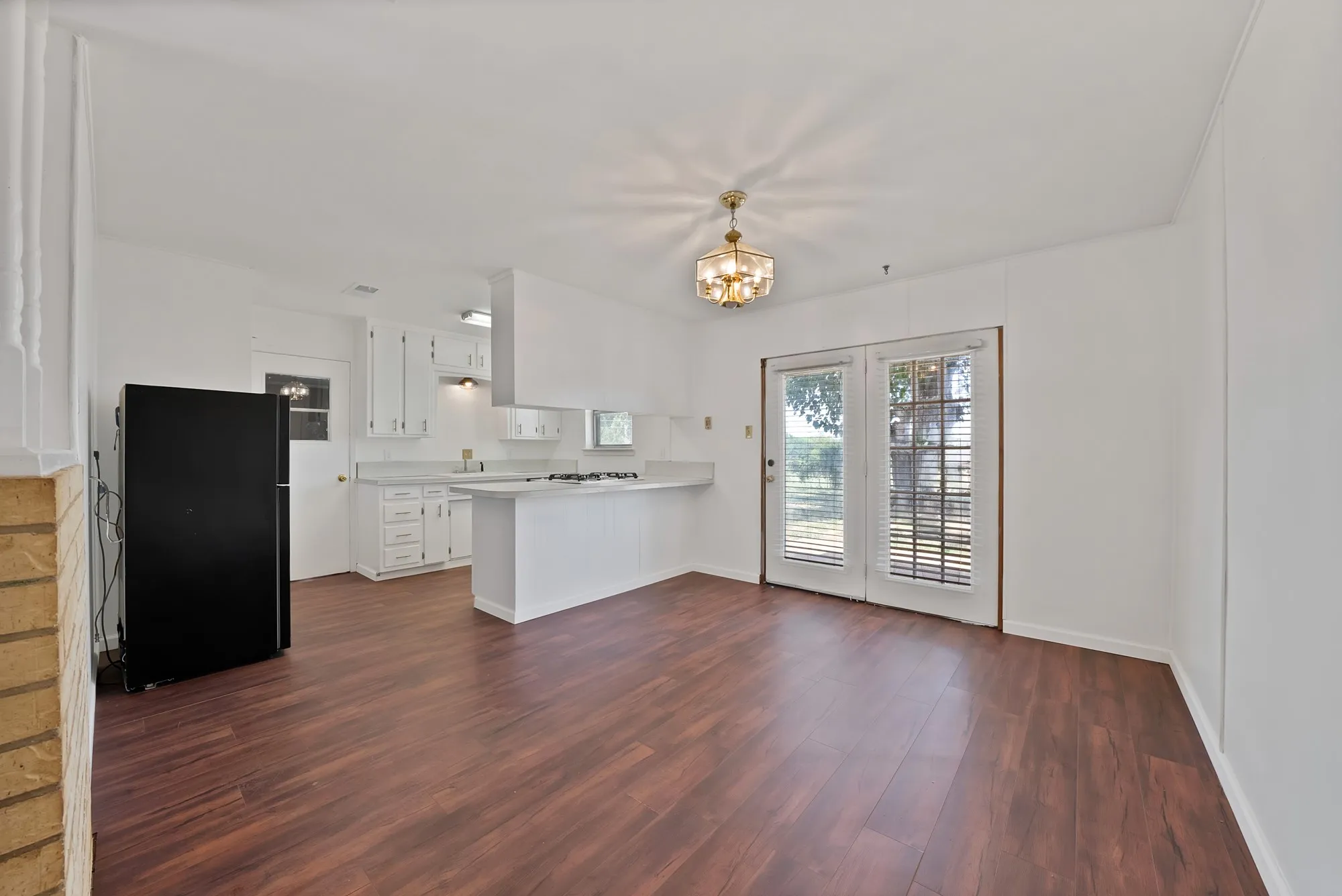 Single Family Residence For Sale in Tarrant County , 825 E Prairie View Road, Crowley, Texas 76036, 3 Bedroom, 2 Bathroom, 2 Garage spaces, 1,148 Sqft, built in 1970, mls#21352170, Real Estate Agent in Crowley, Homes For Sale in Tarrant county, Homes For Sale in Crowley, Realtor in Crowley Texas, Real Estate Brokerage Independent Realty Texas, Luminita Cordes Realtor