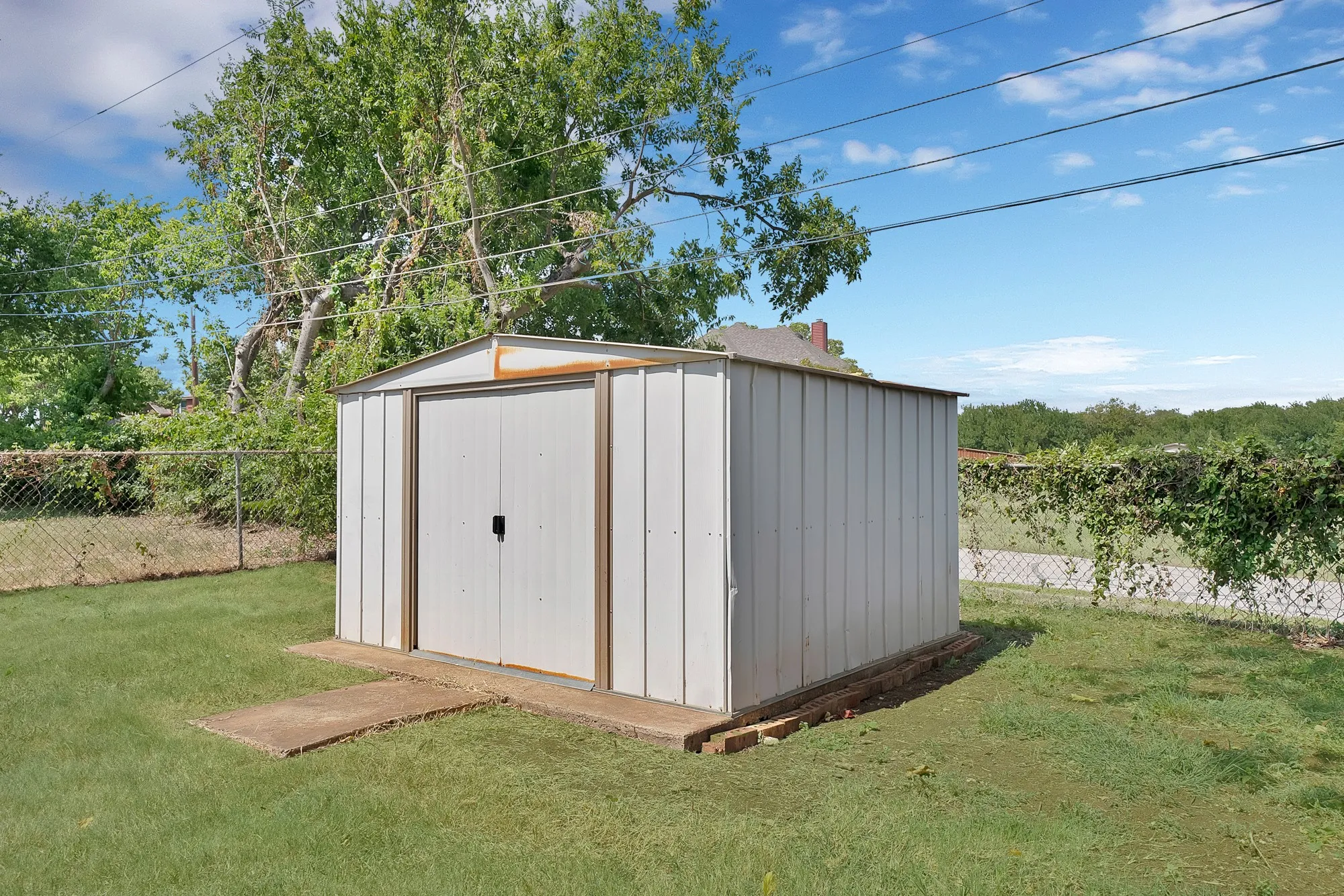 Single Family Residence For Sale in Tarrant County , 825 E Prairie View Road, Crowley, Texas 76036, 3 Bedroom, 2 Bathroom, 2 Garage spaces, 1,148 Sqft, built in 1970, mls#21352170, Real Estate Agent in Crowley, Homes For Sale in Tarrant county, Homes For Sale in Crowley, Realtor in Crowley Texas, Real Estate Brokerage Independent Realty Texas, Luminita Cordes Realtor