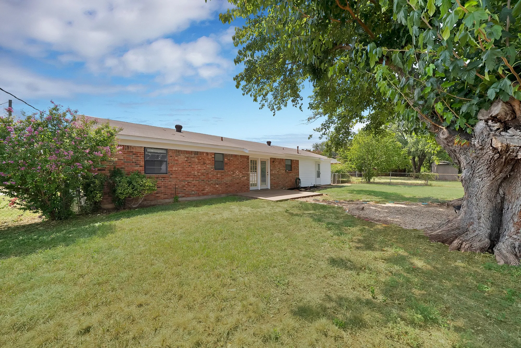 Single Family Residence For Sale in Tarrant County , 825 E Prairie View Road, Crowley, Texas 76036, 3 Bedroom, 2 Bathroom, 2 Garage spaces, 1,148 Sqft, built in 1970, mls#21352170, Real Estate Agent in Crowley, Homes For Sale in Tarrant county, Homes For Sale in Crowley, Realtor in Crowley Texas, Real Estate Brokerage Independent Realty Texas, Luminita Cordes Realtor