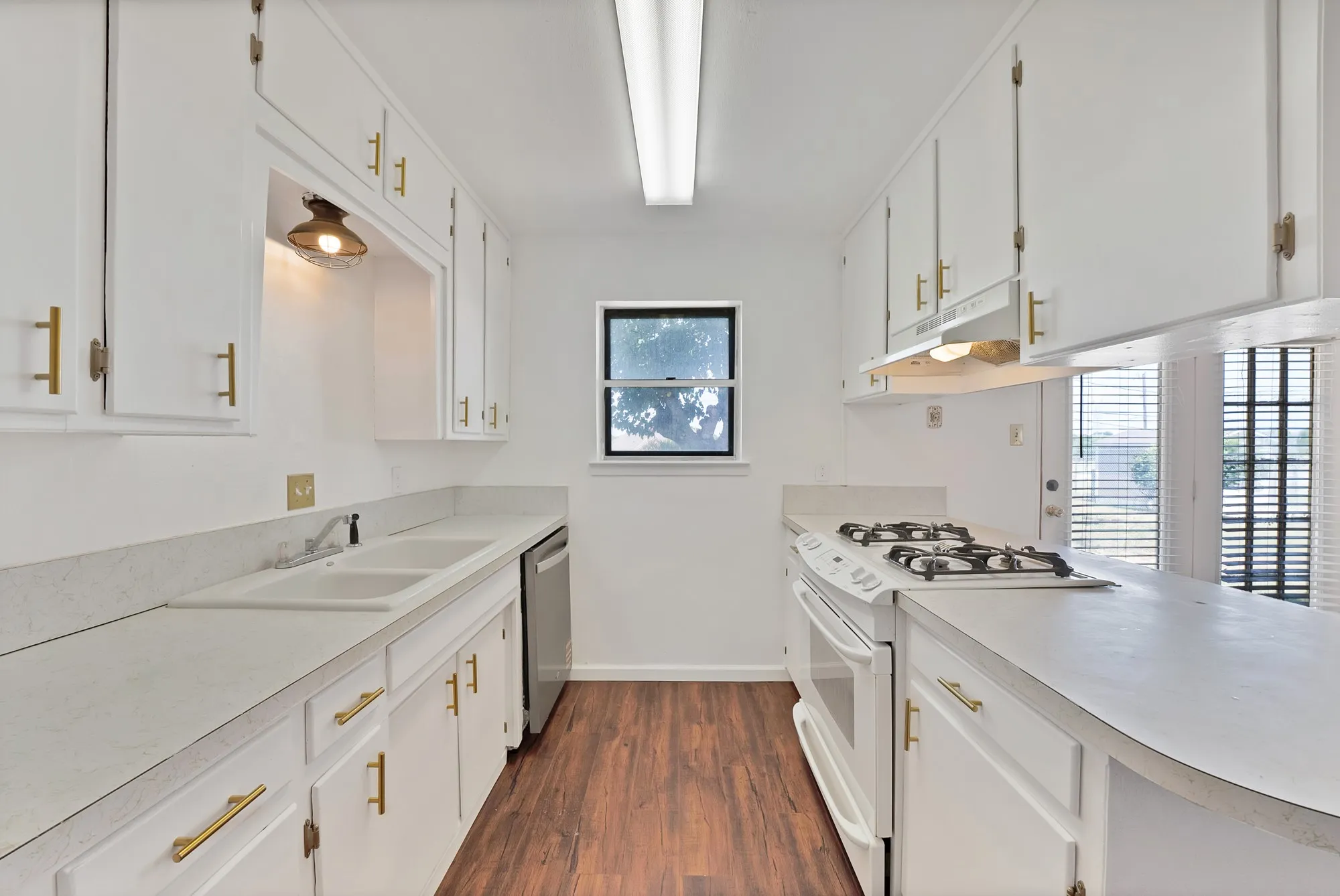 Single Family Residence For Sale in Tarrant County , 825 E Prairie View Road, Crowley, Texas 76036, 3 Bedroom, 2 Bathroom, 2 Garage spaces, 1,148 Sqft, built in 1970, mls#21352170, Real Estate Agent in Crowley, Homes For Sale in Tarrant county, Homes For Sale in Crowley, Realtor in Crowley Texas, Real Estate Brokerage Independent Realty Texas, Luminita Cordes Realtor