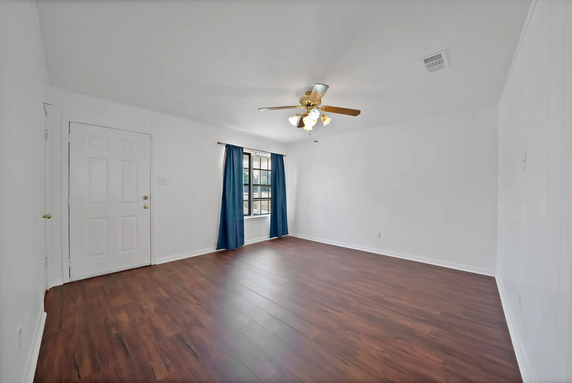 Single Family Residence For Sale in Tarrant County , 825 E Prairie View Road, Crowley, Texas 76036, 3 Bedroom, 2 Bathroom, 2 Garage spaces, 1,148 Sqft, built in 1970, mls#21352170, Real Estate Agent in Crowley, Homes For Sale in Tarrant county, Homes For Sale in Crowley, Realtor in Crowley Texas, Real Estate Brokerage Independent Realty Texas, Luminita Cordes Realtor