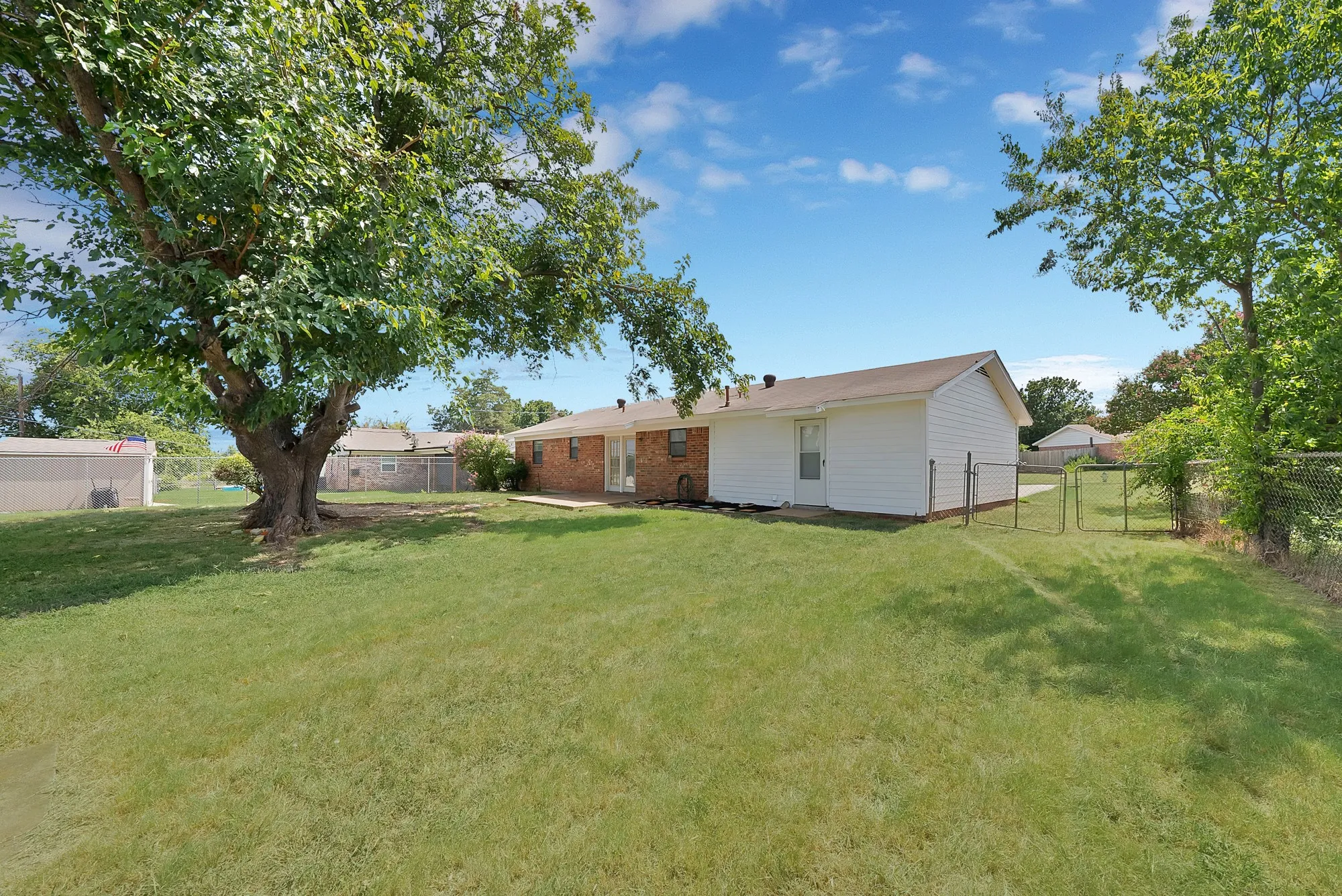Single Family Residence For Sale in Tarrant County , 825 E Prairie View Road, Crowley, Texas 76036, 3 Bedroom, 2 Bathroom, 2 Garage spaces, 1,148 Sqft, built in 1970, mls#21352170, Real Estate Agent in Crowley, Homes For Sale in Tarrant county, Homes For Sale in Crowley, Realtor in Crowley Texas, Real Estate Brokerage Independent Realty Texas, Luminita Cordes Realtor