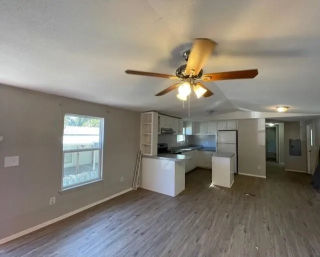 Mobile Home For Rent in Grayson County , 434 Sherman Drive, Pottsboro, Texas 75076, 3 Bedroom, 2 Bathroom, Garage spaces, 896 Sqft, built in 1997, mls#21348919, Real Estate Agent in Pottsboro, Homes For Rent in Grayson county, Homes For Rent in Pottsboro, Realtor in Pottsboro Texas, Real Estate Brokerage Independent Realty Texas, Luminita Cordes Realtor