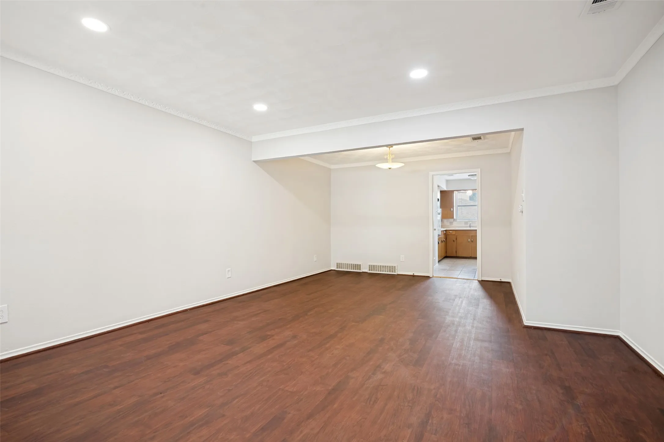 Duplex For Rent in Dallas County , 7005 Kingsbury Drive 7005, Dallas, Texas 75231, 2 Bedroom, 2 Bathroom, Garage spaces, 1,368 Sqft, built in 1961, mls#21351639, Real Estate Agent in Dallas, Homes For Rent in Dallas county, Homes For Rent in Dallas, Realtor in Dallas Texas, Real Estate Brokerage Independent Realty Texas, Luminita Cordes Realtor
